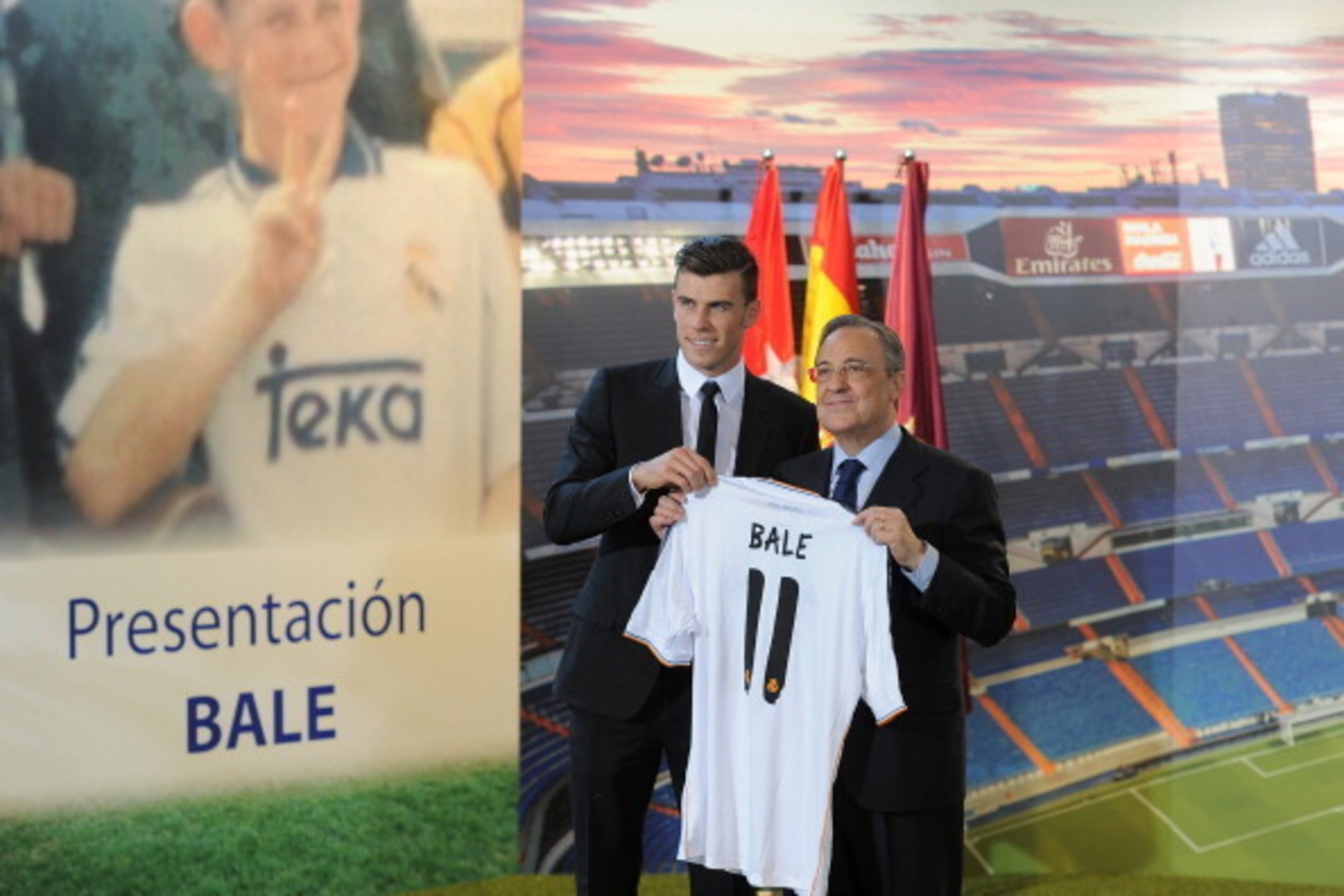 MADRID, SPAIN - SEPTEMBER 02:  Gareth Bale (L) holds up his new Real Madrid shirt with Real President Florentino Perez during his official unveiling at estadio Santiago Bernabeu on September 2, 2013 in Madrid, Spain.  (Photo by Denis Doyle/Getty Images)
