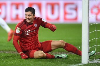 Bayern Munich's Polish striker Robert Lewandowski reacts during the German first division Bundesliga football match FC Augsburg 1907 and FC Bayern Munich in the stadium in Augsburg, on February 14, 2016. 

 / AFP / CHRISTOF STACHE        (Photo credit sho
