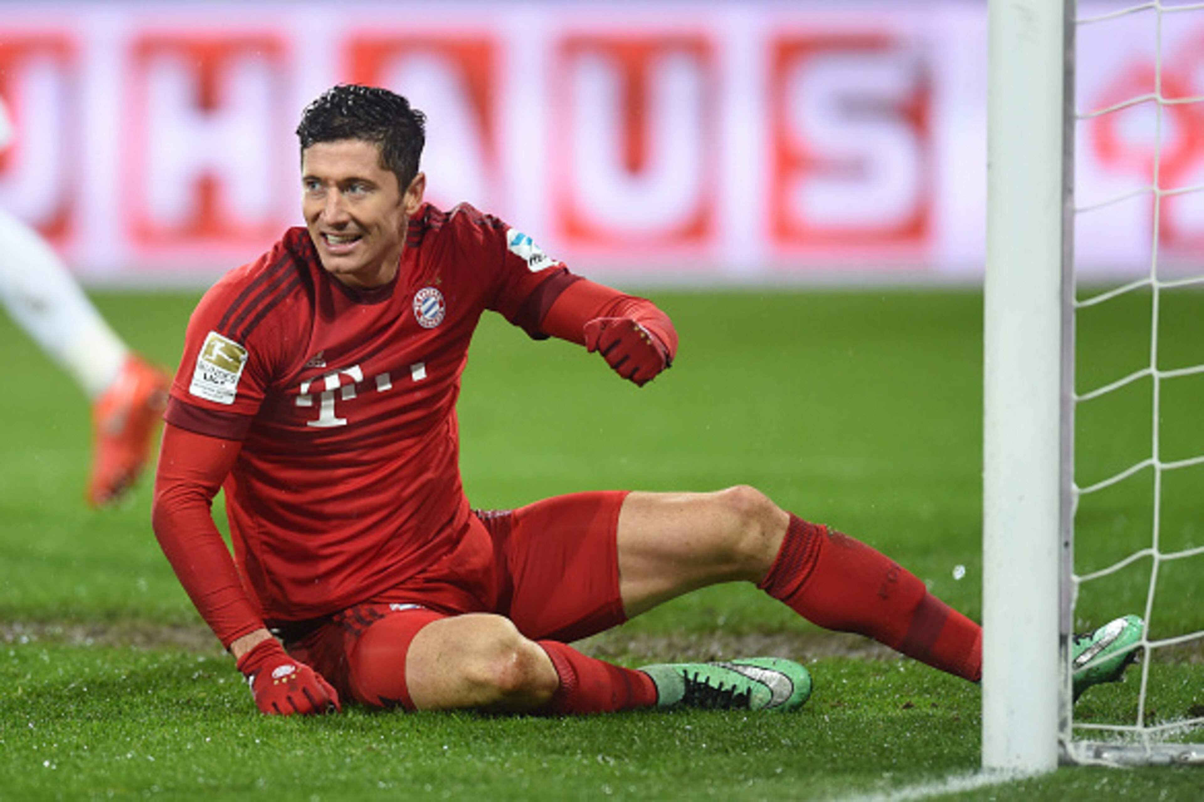 Bayern Munich's Polish striker Robert Lewandowski reacts during the German first division Bundesliga football match FC Augsburg 1907 and FC Bayern Munich in the stadium in Augsburg, on February 14, 2016.
/ AFP / CHRISTOF STACHE (Photo credit sho Bayern Munich's Polish striker Robert Lewandowski reacts during the German first division Bundesliga football match FC Augsburg 1907 and FC Bayern Munich in the stadium in Augsburg, on February 14, 2016.
/ AFP / CHRISTOF STACHE (Photo credit sho