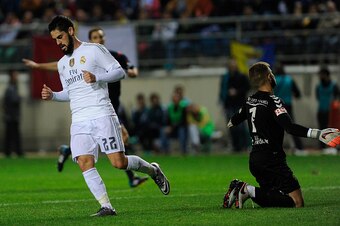 Real Madrid's midfielder Isco (L) runs after scoring during the Spanish Copa del Rey (King's Cup) football match Cadiz CF vs Real Madrid at the Ramon de Carranza in Cadiz on December 2, 2015.  AFP PHOTO / CRISTINA QUICLER / AFP / CRISTINA QUICLER        (