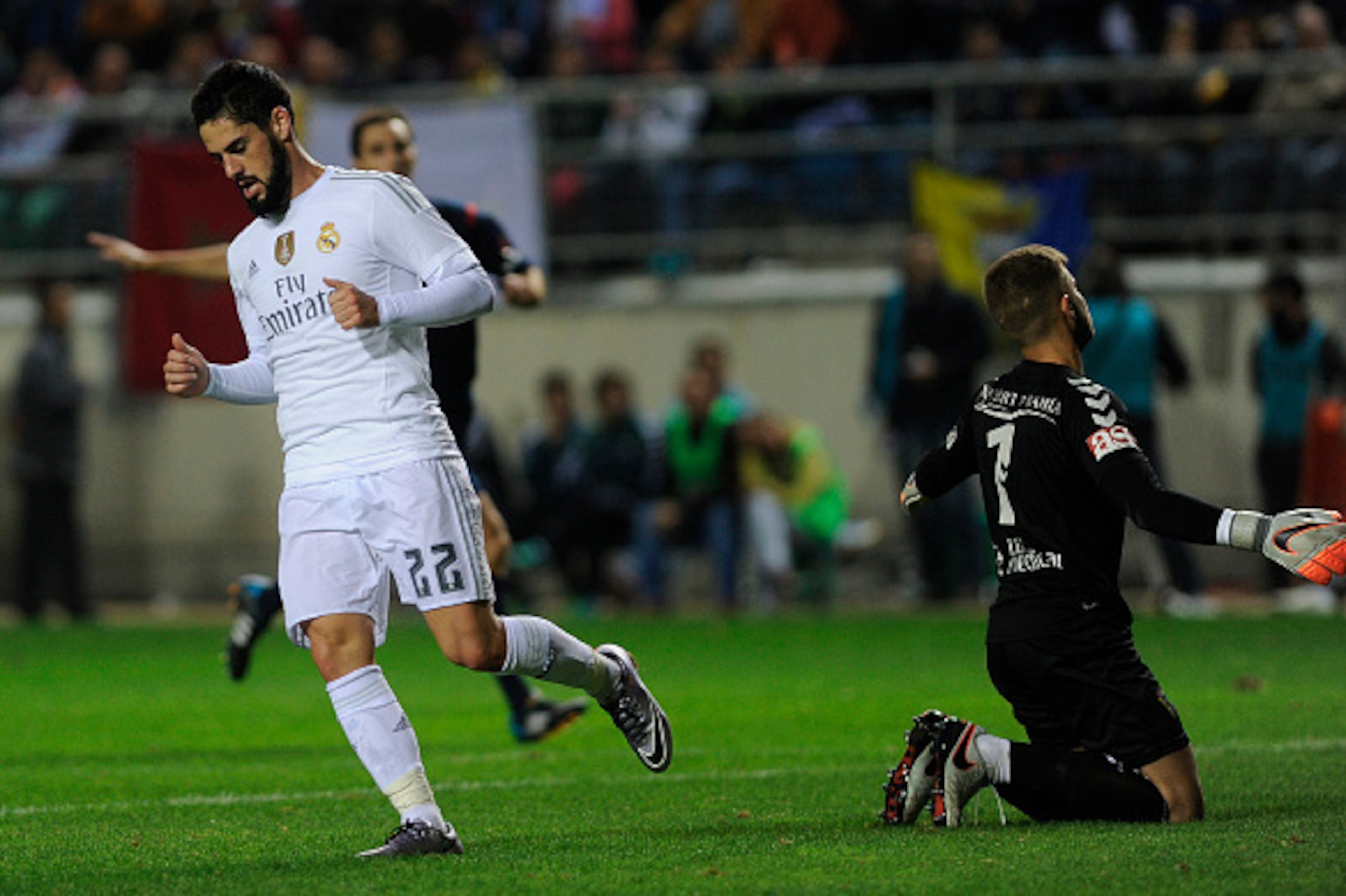 Real Madrid's midfielder Isco (L) runs after scoring during the Spanish Copa del Rey (King's Cup) football match Cadiz CF vs Real Madrid at the Ramon de Carranza in Cadiz on December 2, 2015. AFP PHOTO / CRISTINA QUICLER / AFP / CRISTINA QUICLER ( Real Madrid's midfielder Isco (L) runs after scoring during the Spanish Copa del Rey (King's Cup) football match Cadiz CF vs Real Madrid at the Ramon de Carranza in Cadiz on December 2, 2015. AFP PHOTO / CRISTINA QUICLER / AFP / CRISTINA QUICLER (