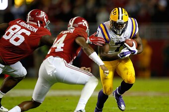 TUSCALOOSA, AL - NOVEMBER 07:  Leonard Fournette #7 of the LSU Tigers rushes against A'Shawn Robinson #86 and Geno Matias-Smith #24 of the Alabama Crimson Tide in the second quarter at Bryant-Denny Stadium on November 7, 2015 in Tuscaloosa, Alabama.  (Pho