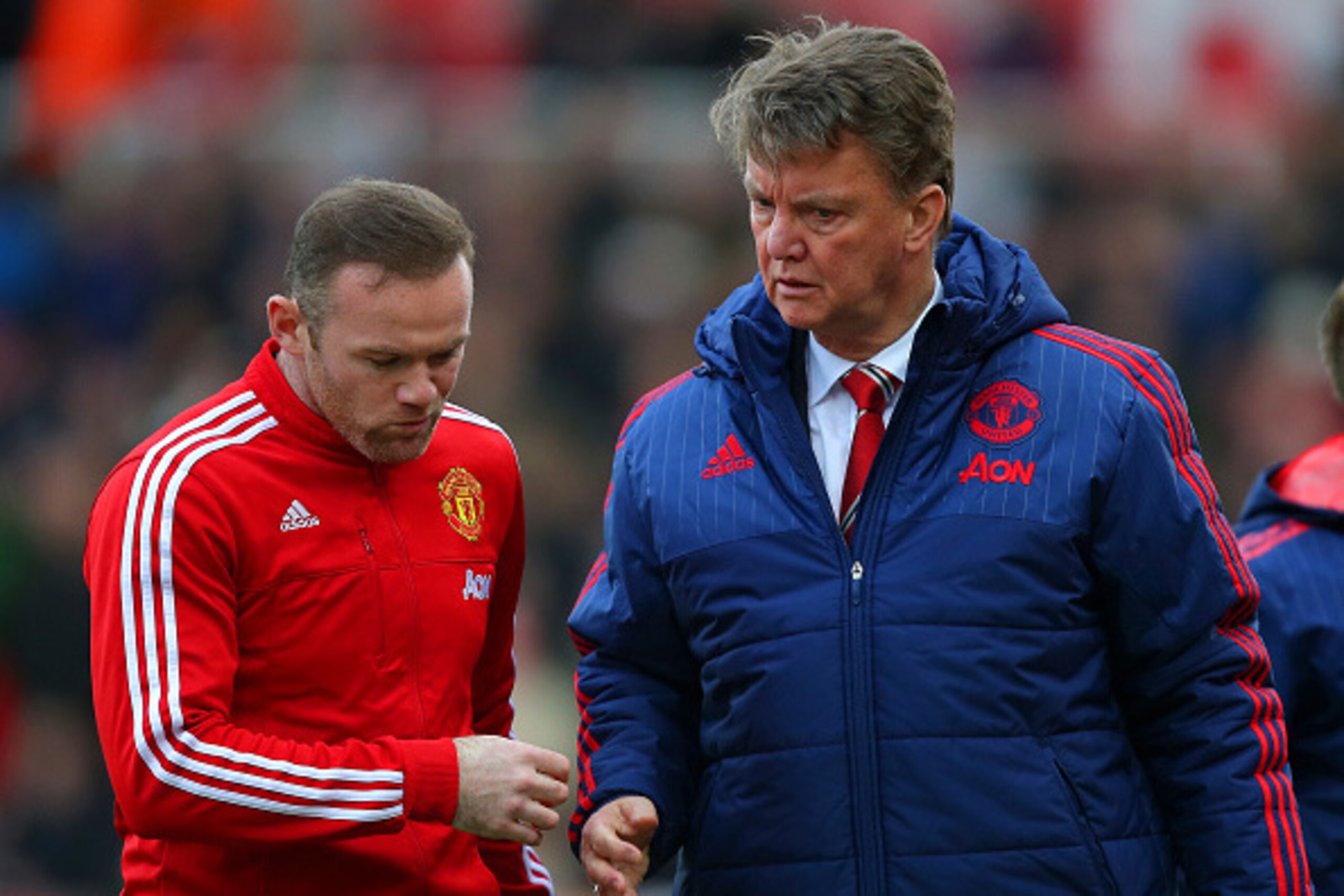 STOKE ON TRENT, ENGLAND - DECEMBER 26:  Louis van Gaal, manager of Manchester United speaks with Wayne Rooney of Manchester United during the Barclays Premier League match between Stoke City and Manchester United at Britannia Stadium on December 26, 2015 