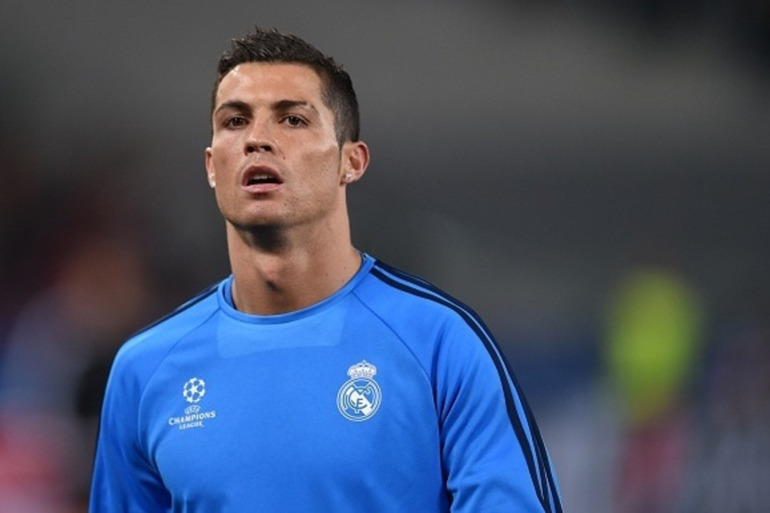 Real Madrid's Portuguese forward Cristiano Ronaldo warms up before the UEFA Champions League football match AS Roma vs Real Madrid on Frebruary 17, 2016 at the Olympic stadium in Rome.  AFP PHOTO / ALBERTO PIZZOLI / AFP / ALBERTO PIZZOLI        (Photo cre