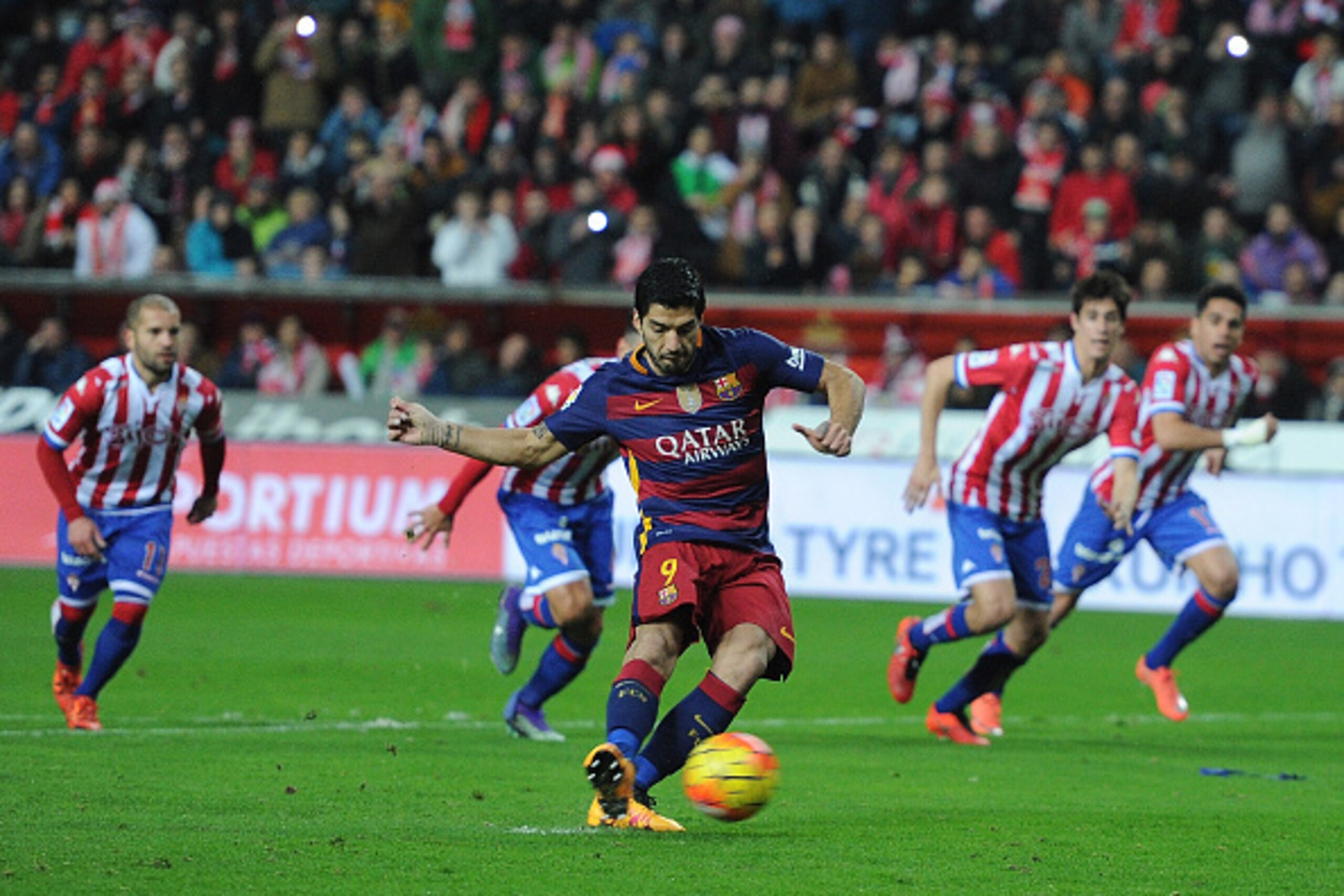 GIJON, SPAIN - FEBRUARY 17:  Luis Suarez of FC Barcelona shoots a penalty kick during the La Liga match between Sporting Gijon and FC Barcelona at Estadio El Molinon on February 17, 2016 in Gijon, Spain. Suarez failed to score from the kick. (Photo by Den