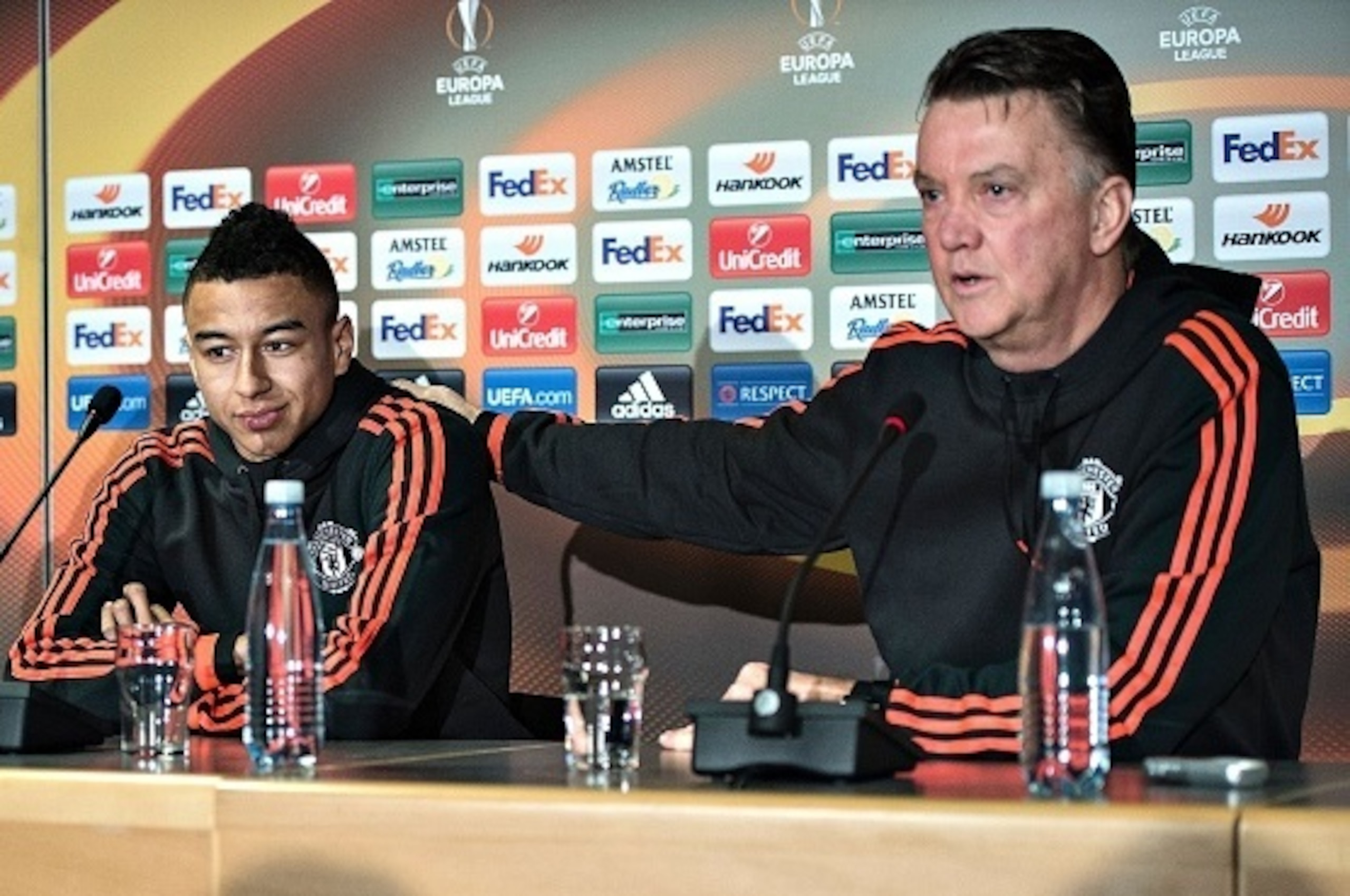 Manchester United coach Louis Van Gaal (R) and forward Jesse Lingard attend a press conference on February 17, 2016 in Herning, prior to their Europa League Round of 32 football match against FC Midtjylland. / AFP / Scanpix Denmark / Henning Bagger / Denm Manchester United coach Louis Van Gaal (R) and forward Jesse Lingard attend a press conference on February 17, 2016 in Herning, prior to their Europa League Round of 32 football match against FC Midtjylland. / AFP / Scanpix Denmark / Henning Bagger / Denm