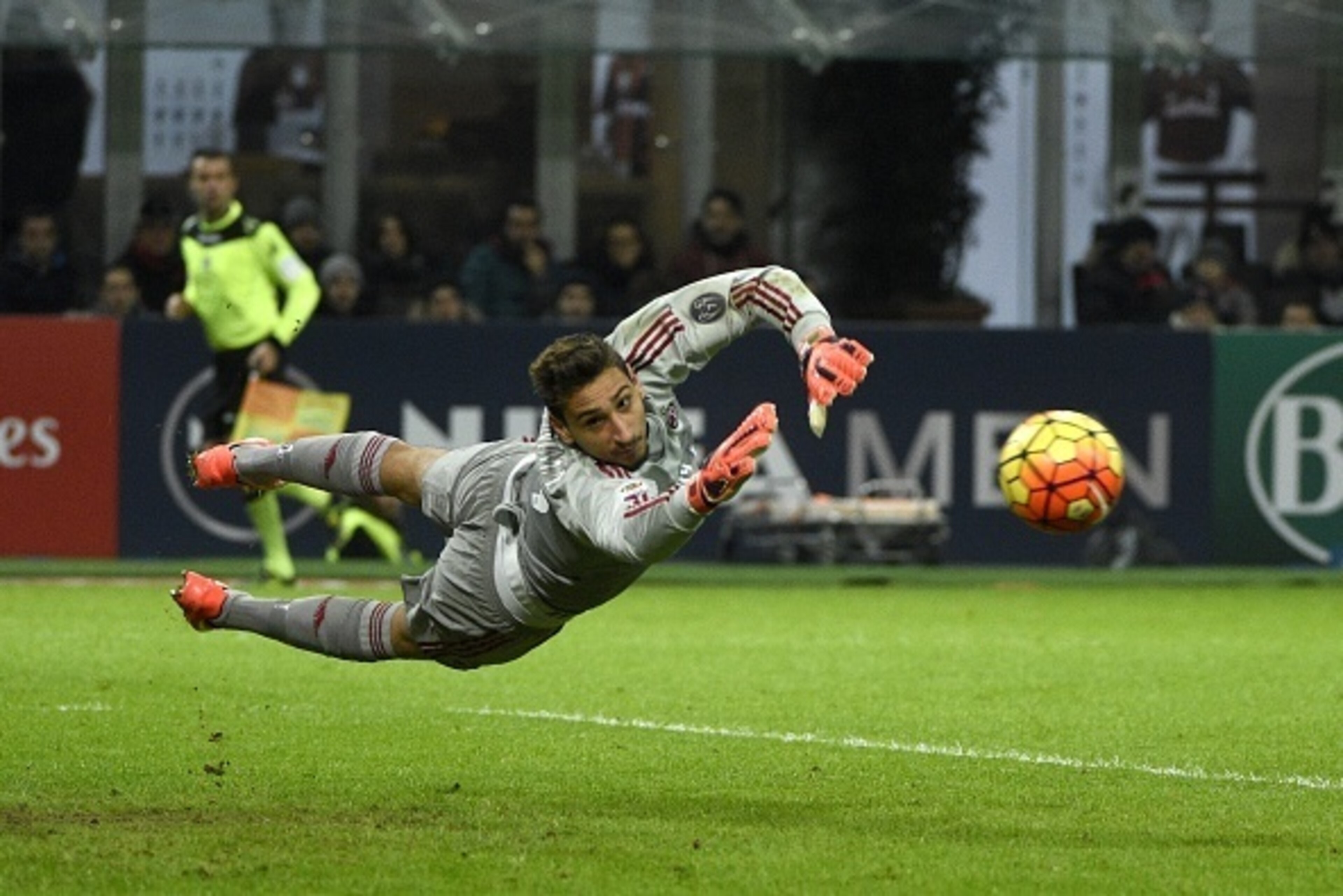 AC Milan's goalkeeper from Italy Gianluigi Donnarumma makes a save during the Italian Serie A football match AC Milan vs Sampdoria on November 28, 2015 at the San Siro Stadium stadium in Milan. AFP PHOTO / OLIVIER MORIN / AFP / OLIVIER MORIN (Photo AC Milan's goalkeeper from Italy Gianluigi Donnarumma makes a save during the Italian Serie A football match AC Milan vs Sampdoria on November 28, 2015 at the San Siro Stadium stadium in Milan. AFP PHOTO / OLIVIER MORIN / AFP / OLIVIER MORIN (Photo