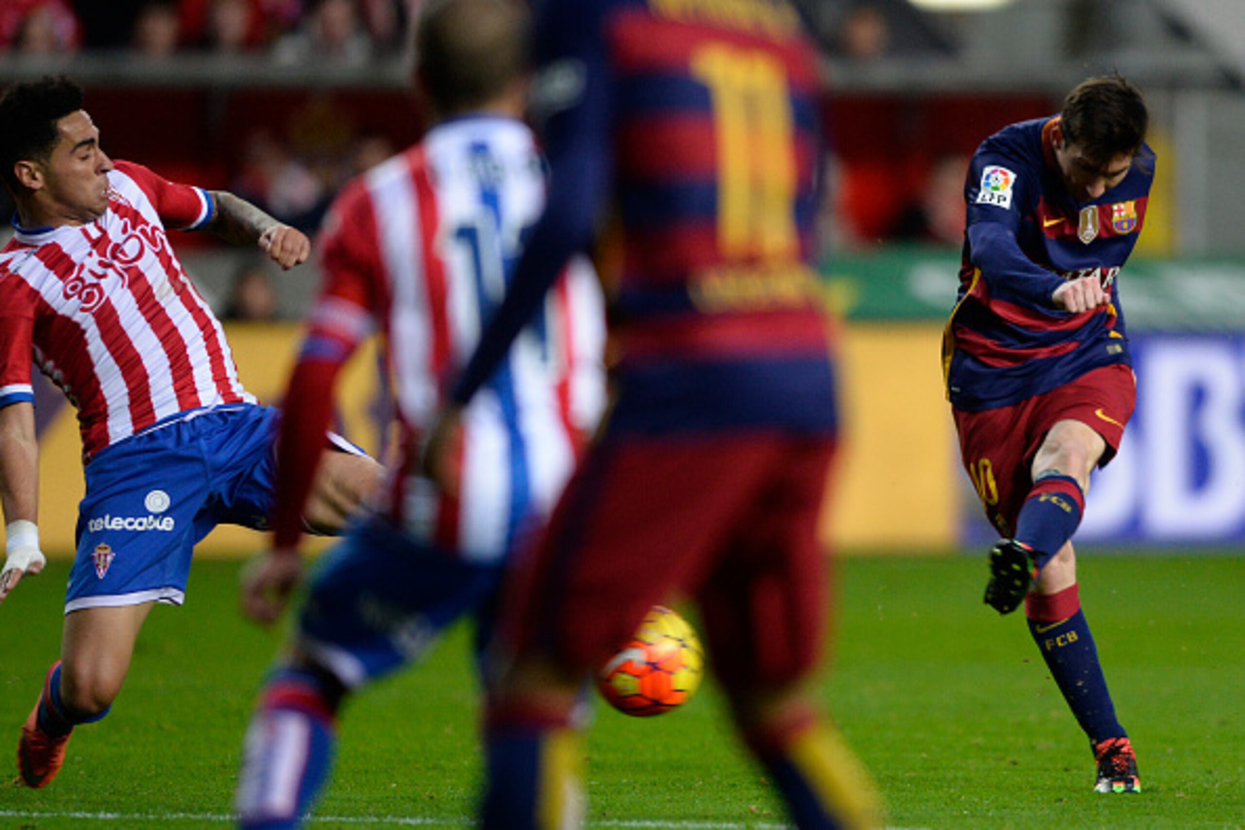 Barcelona's Argentinian forward Lionel Messi (R) kicks the ball to score a goal during the Spanish league football match Real Sporting de Gijon vs FC Barcelona at El Molinon stadium in Gijonon 2016.  AFP PHOTO / MIGUEL RIOPA / AFP / MIGUEL RIOPA        (P