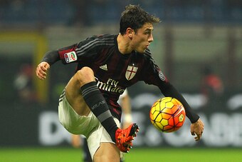 MILAN, ITALY - NOVEMBER 07:  Davide Calabria  of AC Milan controls the ball during the Serie A match between AC Milan and Atalanta BC at Stadio Giuseppe Meazza on November 7, 2015 in Milan, Italy.  (Photo by Marco Luzzani/Getty Images)