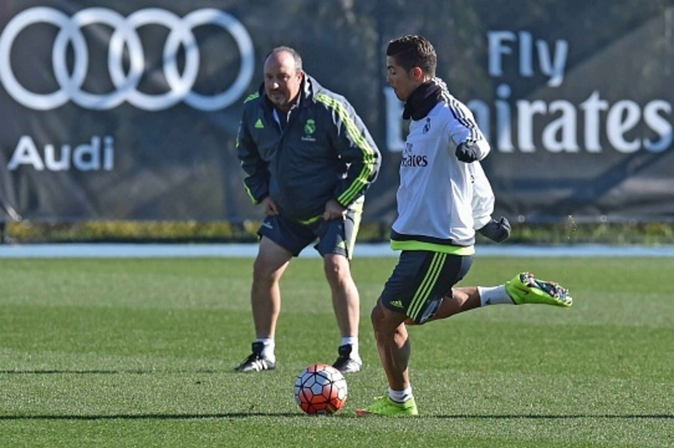 Real Madrid's coach Rafa Benitez (L) watches forward Cristiano Ronaldo (R) during a team training session during the International Champions Cup tournament in Melbourne on July 20, 2015. AFP PHOTO / Paul CROCK -- IMAGE RESTRICTED TO EDITORIAL USE - STRICT