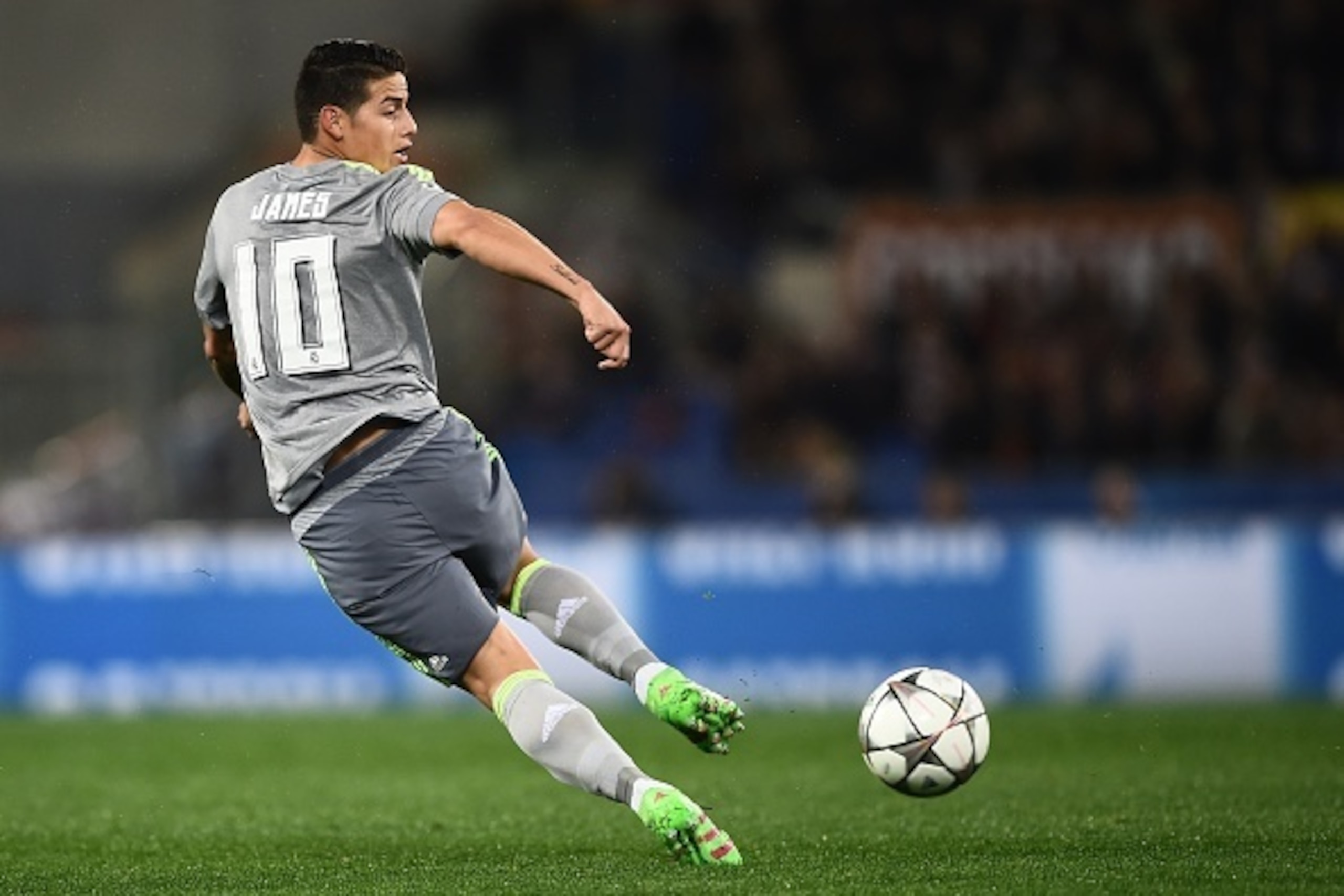 Real Madrid's Colombian midfielder James Rodriguez controls the ball during the UEFA Champions League football match AS Roma vs Real Madrid on Frebruary 17, 2016 at the Olympic stadium in Rome.    AFP PHOTO / FILIPPO MONTEFORTE / AFP / FILIPPO MONTEFORTE 