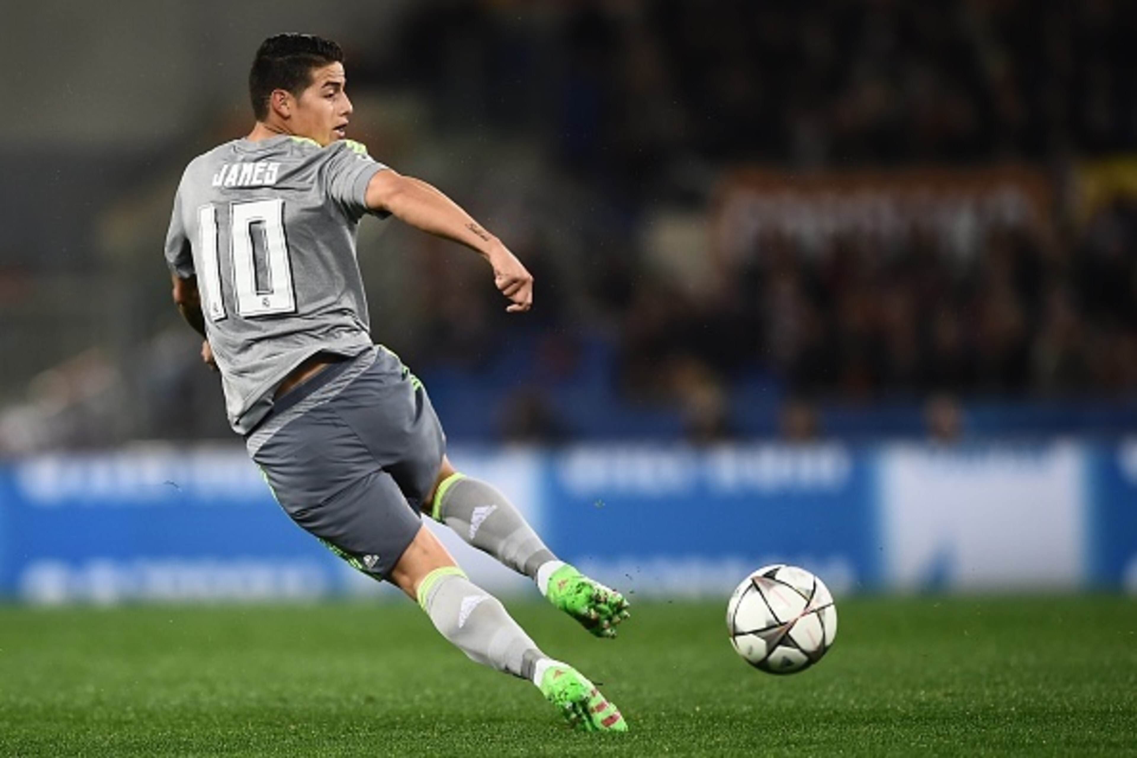 Real Madrid's Colombian midfielder James Rodriguez controls the ball during the UEFA Champions League football match AS Roma vs Real Madrid on Frebruary 17, 2016 at the Olympic stadium in Rome. AFP PHOTO / FILIPPO MONTEFORTE / AFP / FILIPPO MONTEFORTE Real Madrid's Colombian midfielder James Rodriguez controls the ball during the UEFA Champions League football match AS Roma vs Real Madrid on Frebruary 17, 2016 at the Olympic stadium in Rome. AFP PHOTO / FILIPPO MONTEFORTE / AFP / FILIPPO MONTEFORTE