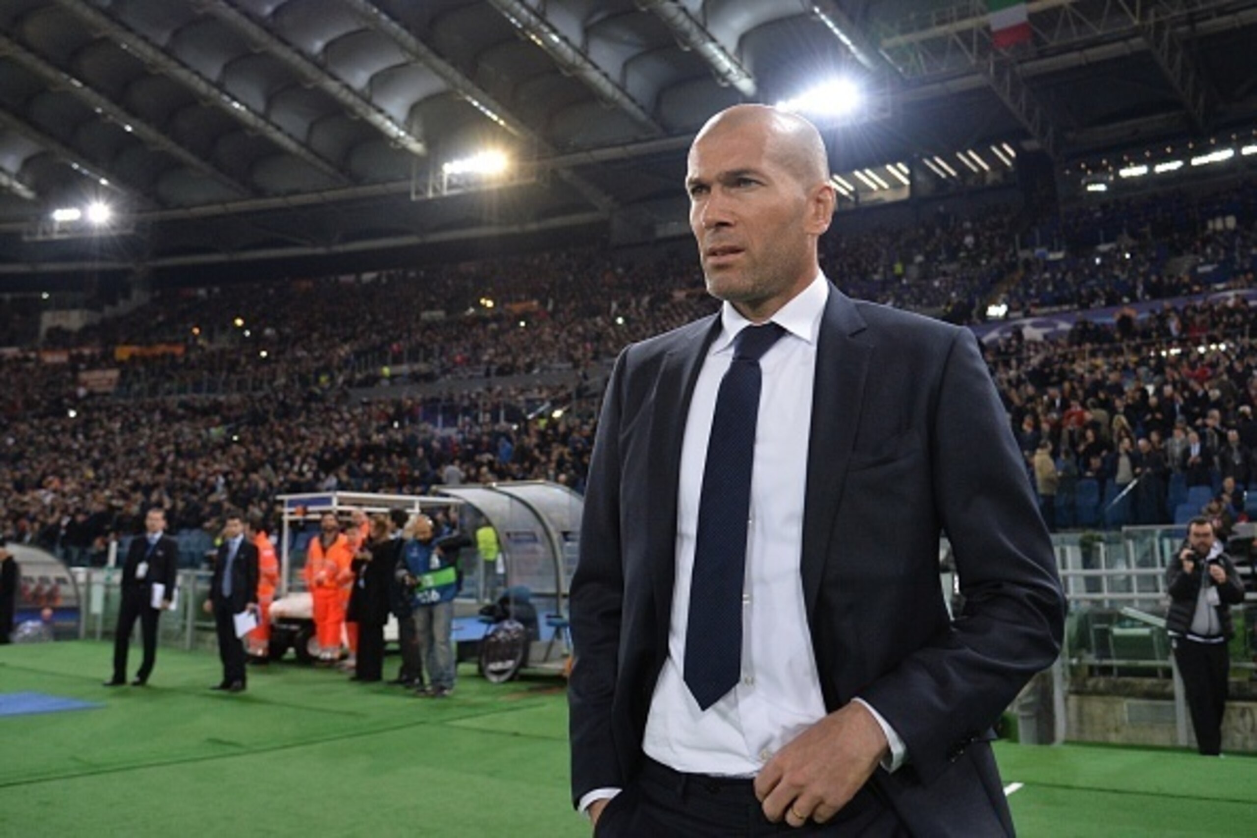 Real Madrid's French coach Zinedine Zidane arrives for the UEFA Champions League football match AS Roma vs Real Madrid on Frebruary 17, 2016 at the Olympic stadium in Rome.   AFP PHOTO / ALBERTO PIZZOLI / AFP / ALBERTO PIZZOLI        (Photo credit should 