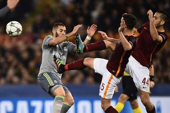 Real Madrid's French forward Karim Benzema vies with Roma's midfielder from Bosnia-Herzegovina Miralem Pjanic and Roma's defender from Greece Konstas Manolas (R) during the UEFA Champions League football match AS Roma vs Real Madrid on Frebruary 17, 2016 