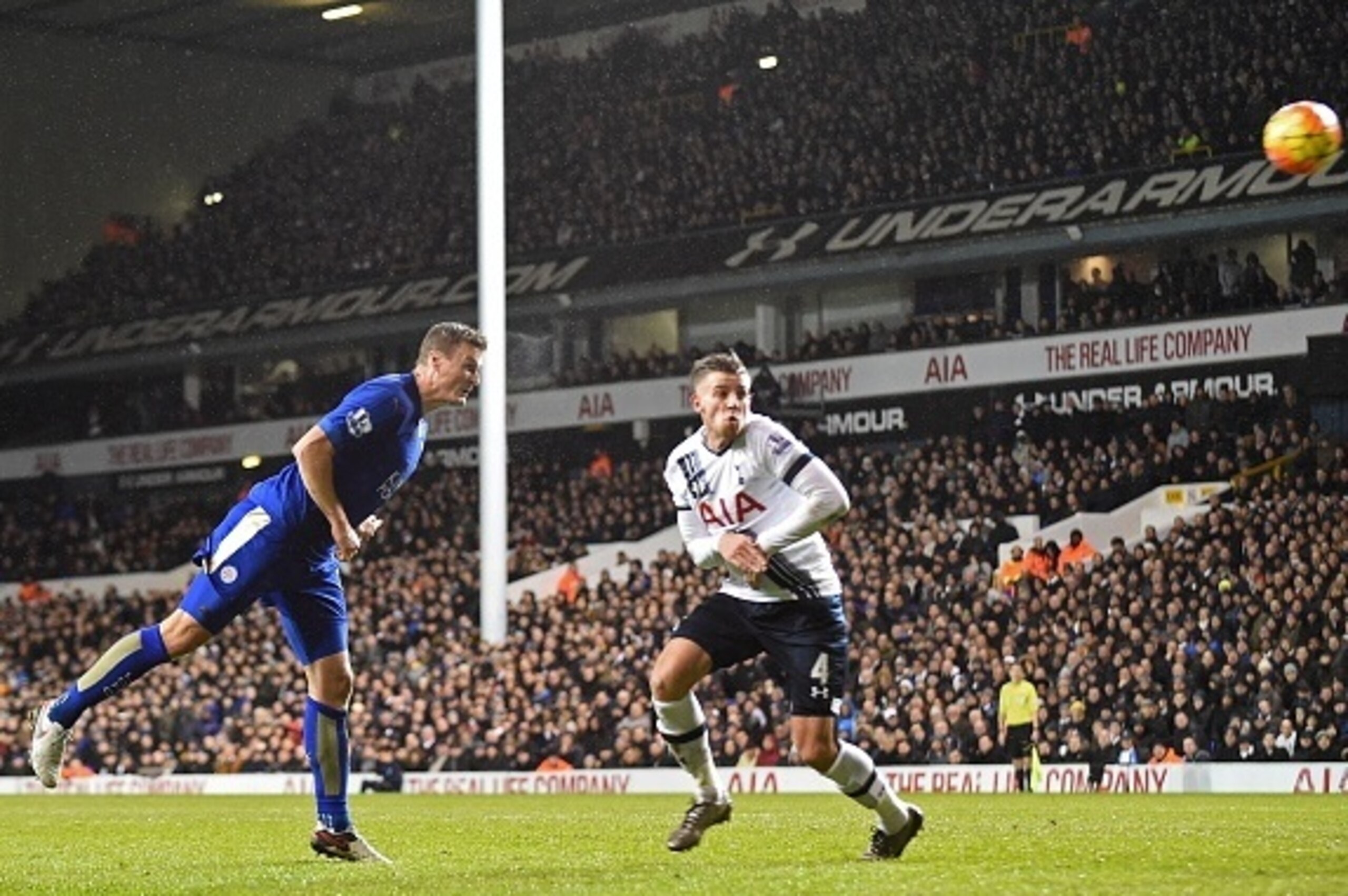 Leicester City's German defender Robert Huth (L) scores the only goal past Tottenham Hotspur's Belgian defender Toby Alderweireld during the English Premier League football match between Tottenham Hotspur and Leicester City at White Hart Lane in north Lon