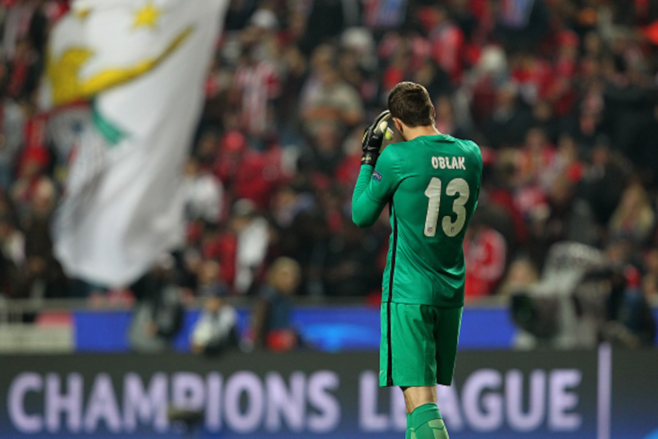 LISBON, PORTUGAL - DECEMBER 08: Atletico Madrid's goalkeeper Jan Oblak during the match between SL Benfica and Club Atletico de Madrid for the UEFA Champions League at Estadio da Luz on December 08, 2015 in Lisbon, Portugal.  (Photo by Carlos Rodrigues/Ge