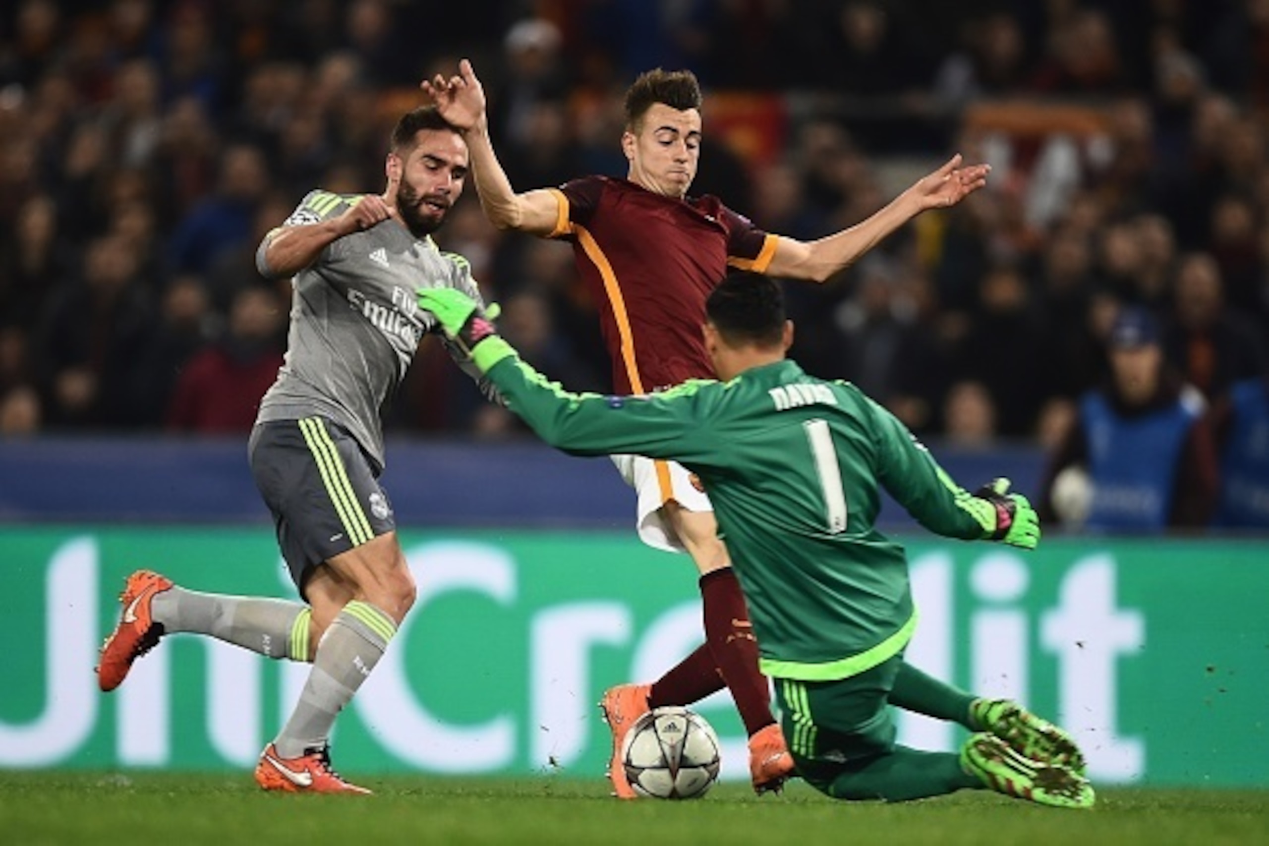 Roma's forward from Italy Stephan El Shaarawy (C) tries to score against Real Madrid's goalkeeper Keylor Navas (R) during the UEFA Champions League football match AS Roma vs Real Madrid on Frebruary 17, 2016 at the Olympic stadium in Rome.    AFP PHOTO / 