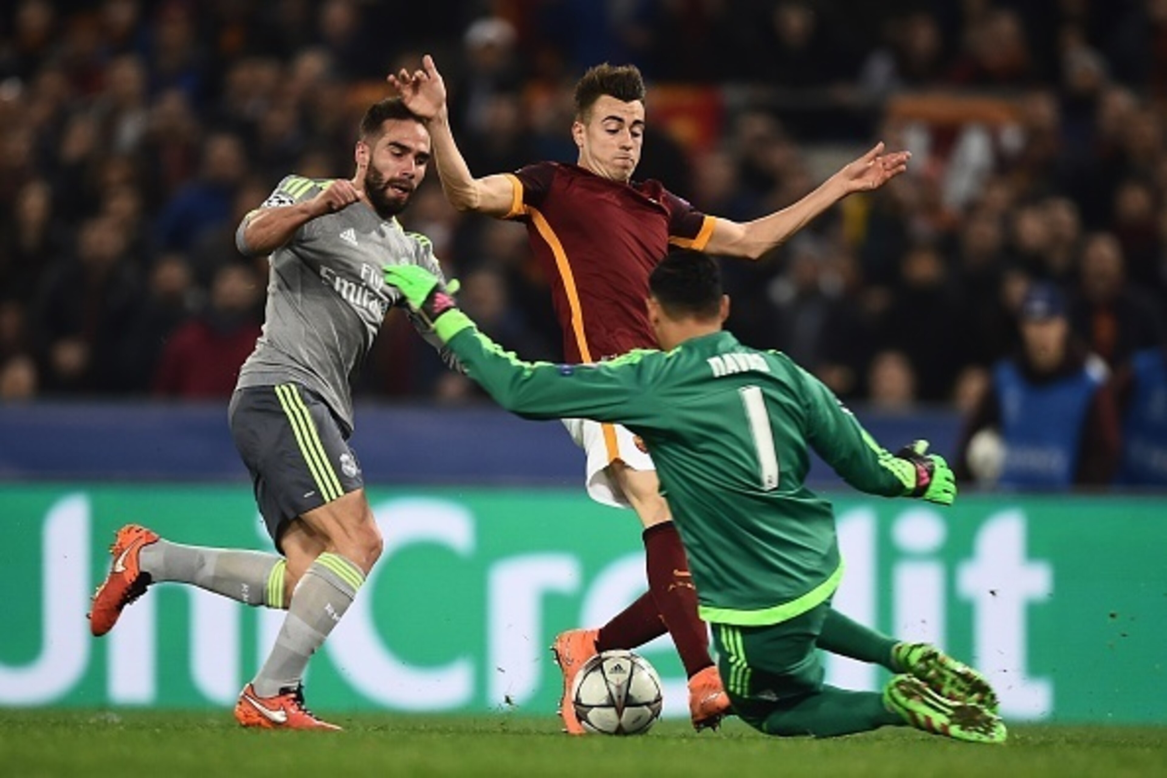 Roma's forward from Italy Stephan El Shaarawy (C) tries to score against Real Madrid's goalkeeper Keylor Navas (R) during the UEFA Champions League football match AS Roma vs Real Madrid on Frebruary 17, 2016 at the Olympic stadium in Rome.    AFP PHOTO / 