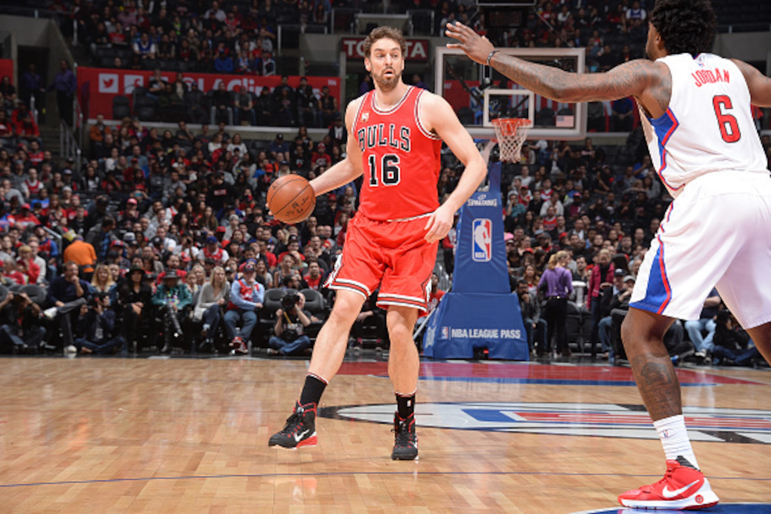 LOS ANGELES, CA - JANUARY 31:  Pau Gasol #16 of the Chicago Bulls handles the ball against the Los Angeles Clippers on January 31, 2016 at STAPLES Center in Los Angeles, California. NOTE TO USER: User expressly acknowledges and agrees that, by downloading