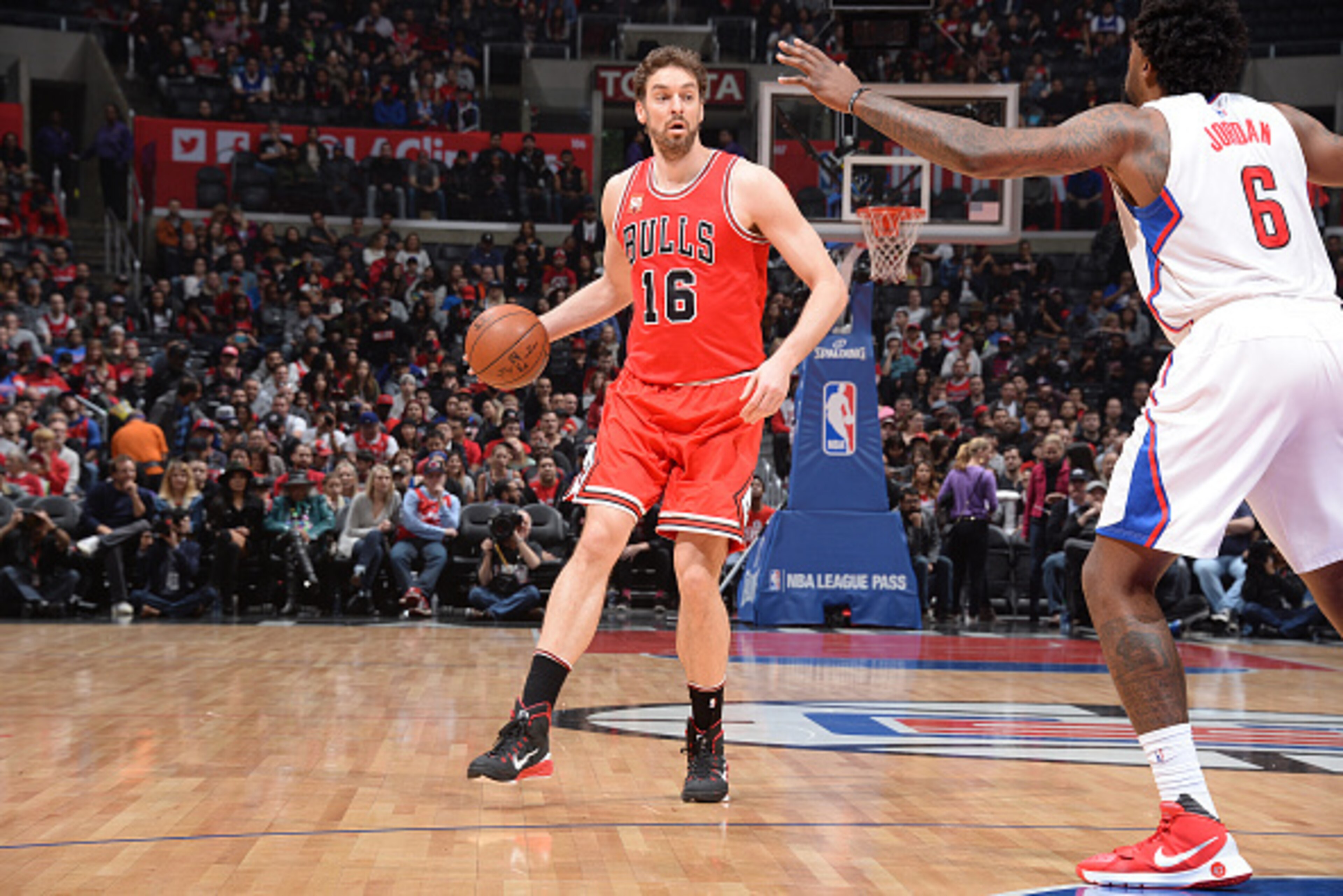 LOS ANGELES, CA - JANUARY 31:  Pau Gasol #16 of the Chicago Bulls handles the ball against the Los Angeles Clippers on January 31, 2016 at STAPLES Center in Los Angeles, California. NOTE TO USER: User expressly acknowledges and agrees that, by downloading