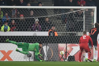 HERNING, DENMARK - FEBRUARY 18: Sergio Romero (L) of Manchester United makes a save a header by Kian Hansen (2nd R) of FC Midtjylland during the UEFA Europa League round of 32 first leg match between FC Midtjylland and Manchester United at Herning MCH Mul