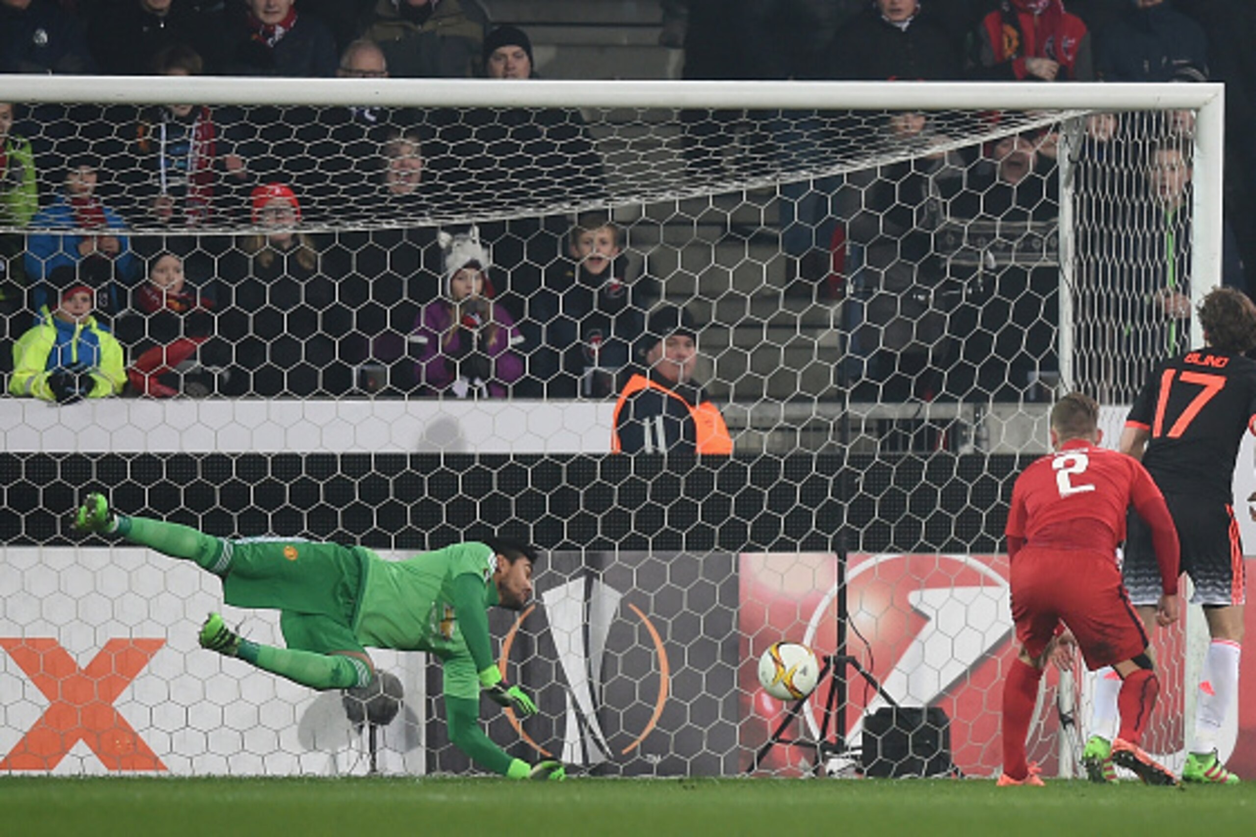 HERNING, DENMARK - FEBRUARY 18: Sergio Romero (L) of Manchester United makes a save a header by Kian Hansen (2nd R) of FC Midtjylland during the UEFA Europa League round of 32 first leg match between FC Midtjylland and Manchester United at Herning MCH Mul