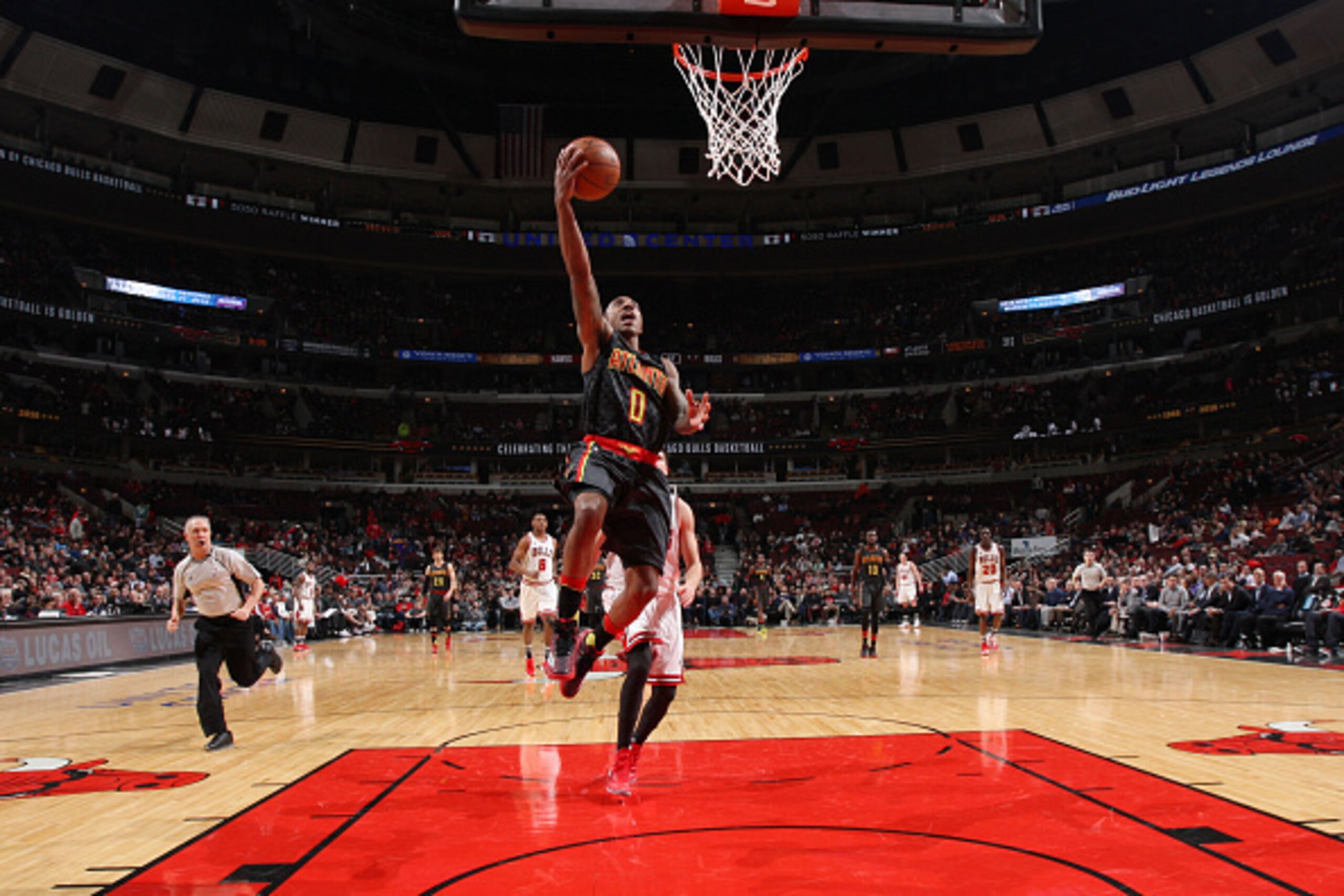 CHICAGO, IL - FEBRUARY 10: Jeff Teague #0 of the Atlanta Hawks goes for the layup against the Chicago Bulls during the game on February 10, 2016 at United Center in Chicago, Illinois. NOTE TO USER: User expressly acknowledges and agrees that, by downloadi