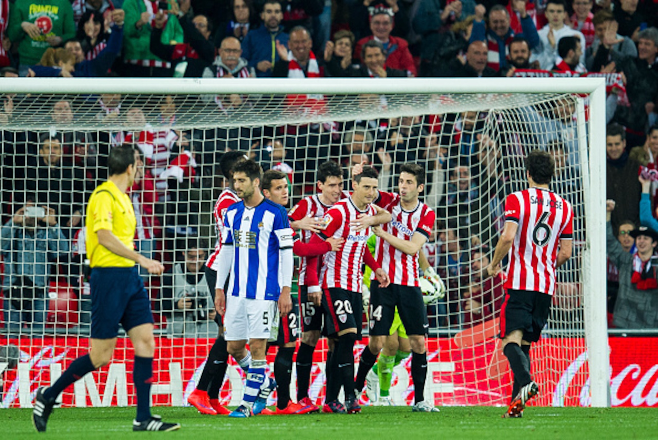 BILBAO, SPAIN - APRIL 28:  Aritz Aduriz of Athletic Club celebrates after scoring during the La Liga match between Athletic Club and Real Sociedad at San Mames Stadium on April 28, 2015 in Bilbao, Spain.  (Photo by Juan Manuel Serrano Arce/Getty Images)