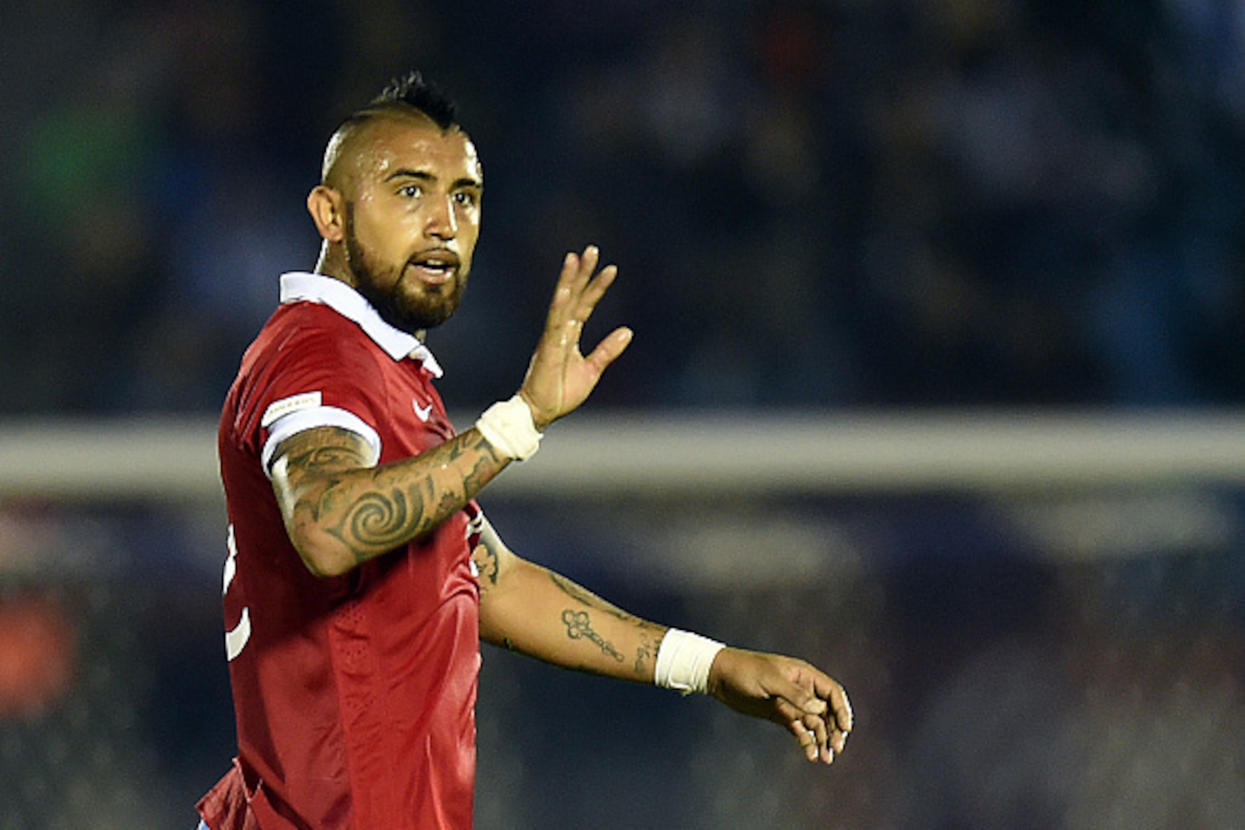 Chile's Arturo Vidal gestures during the Russia 2018 FIFA World Cup South American Qualifiers football match against Uruguay, in Montevideo, on November 17, 2015.    / AFP / PABLO PORCIUNCULA        (Photo credit should read PABLO PORCIUNCULA/AFP/Getty Im