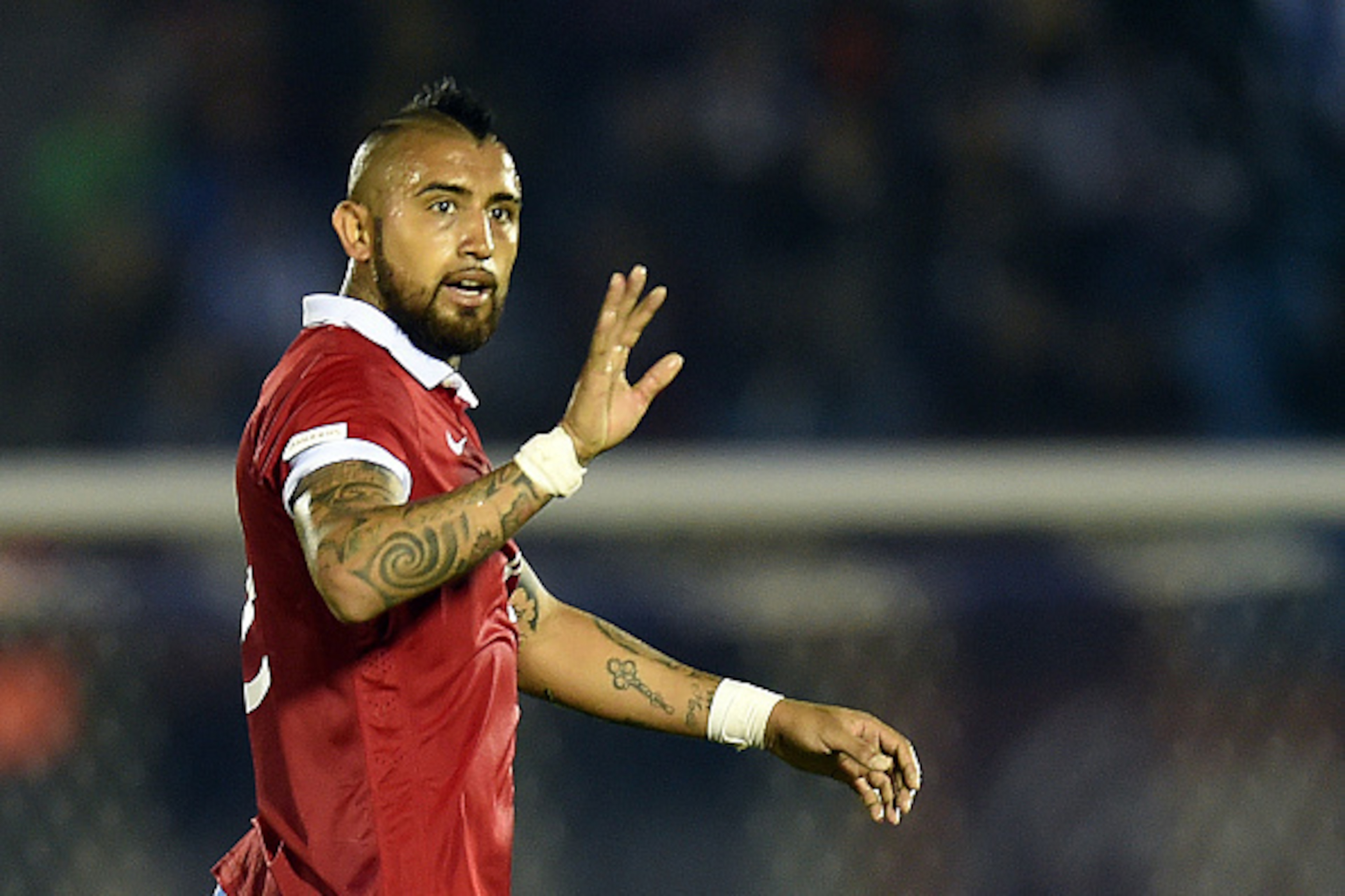 Chile's Arturo Vidal gestures during the Russia 2018 FIFA World Cup South American Qualifiers football match against Uruguay, in Montevideo, on November 17, 2015.    / AFP / PABLO PORCIUNCULA        (Photo credit should read PABLO PORCIUNCULA/AFP/Getty Im