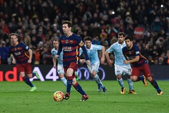 Barcelona's Argentinian forward Lionel Messi (R) prepares to pass the ball to Barcelona's Uruguayan forward Luis Suarez (R) during a penalty kick during the Spanish league football match FC Barcelona vs RC Celta de Vigo at the Camp Nou stadium in Barcelon