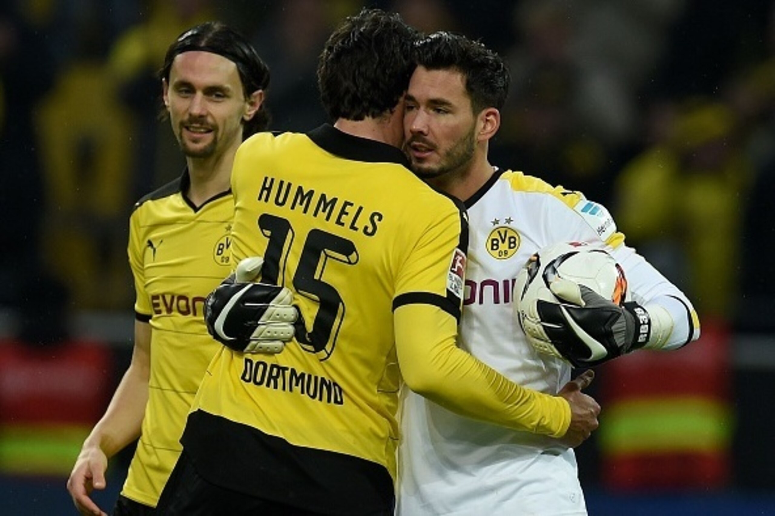 Dortmund 's players react after the German first division Bundesliga football match of Borussia Dortmund vs Hannover 96 in Dortmund, western Germany, on February 13, 2016. / AFP / PATRIK STOLLARZ / RESTRICTIONS: DURING MATCH TIME: DFL RULES TO LIMIT THE O
