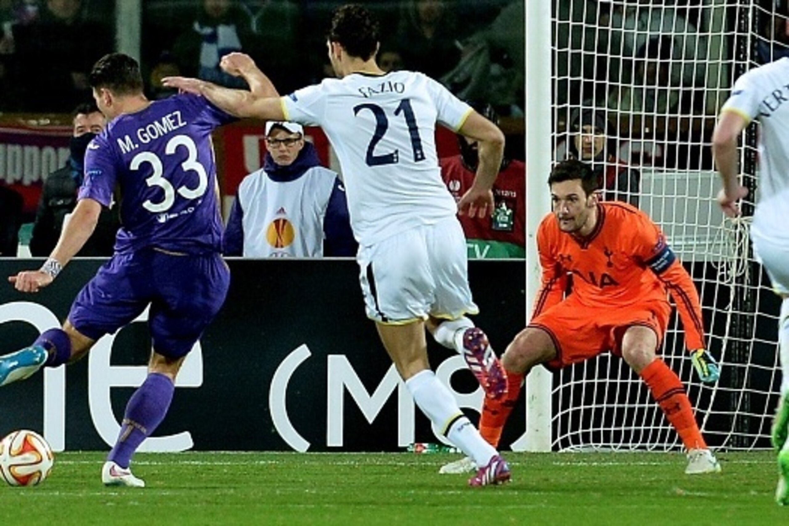 Fiorentina's forward from Germany Mario Gomez (L) gets ready to kick the ball to score against Tottenham during the UEFA Europa League round of 32 second-leg football match between Fiorentina and Tottenham Hotspur at Artemio Franchi Stadium in Florence on