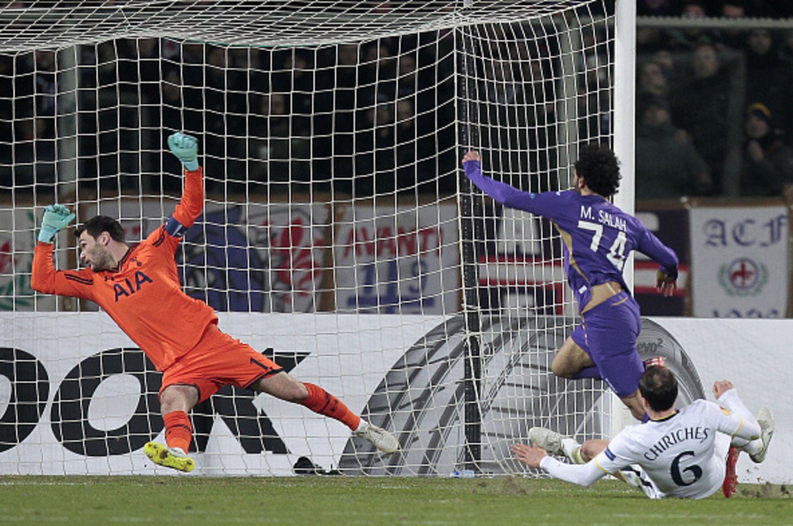 FLORENCE, ITALY - FEBRUARY 26: Mohamed Salah of ACF Fiorentina scores a goal during the UEFA Europa League Round of 32 match between  ACF Fiorentina and Tottenham Hotspur FC at Artemio Franchi stadium on February 26, 2015 in Florence, Italy.  (Photo by Ga