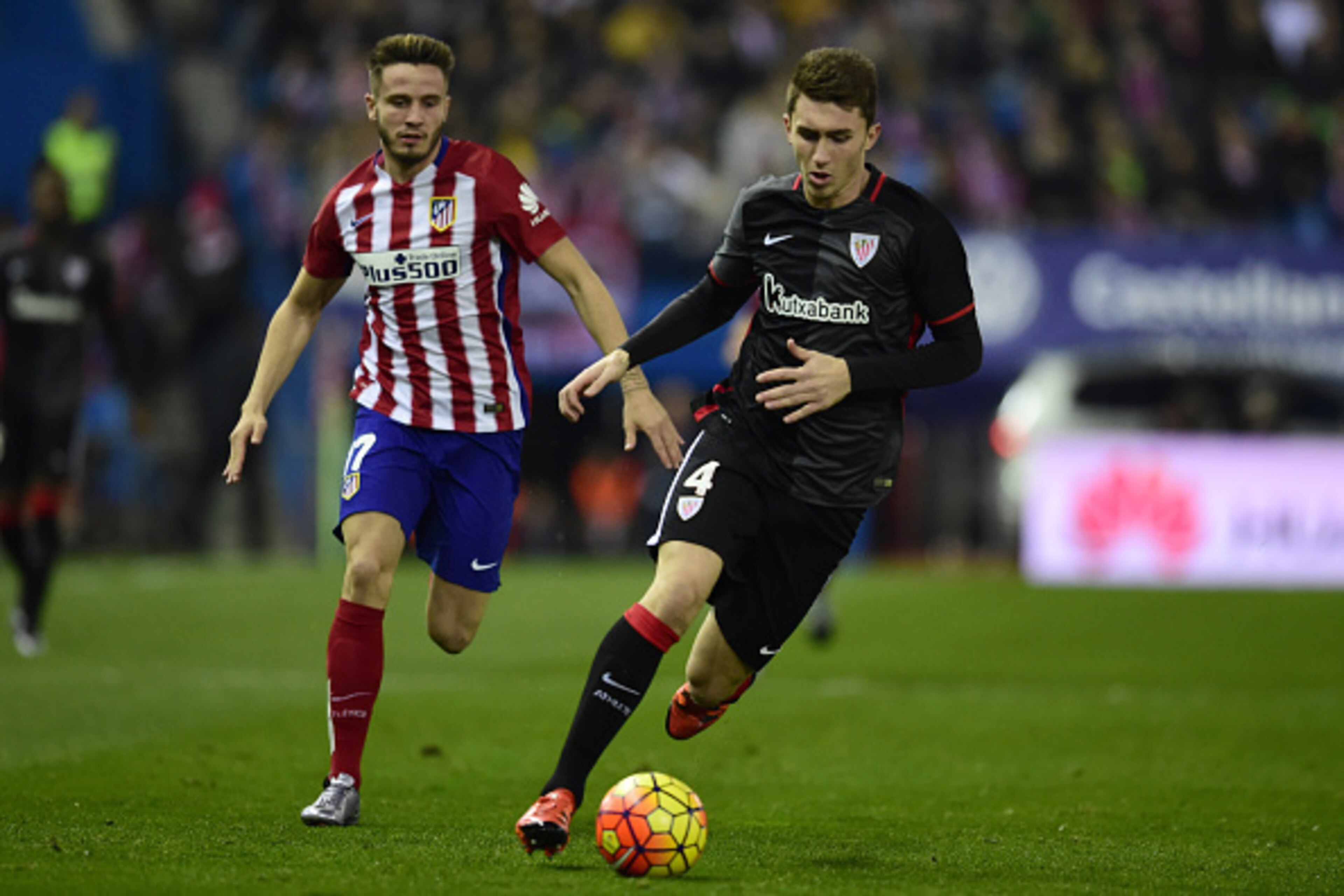 Atletico Madrid's midfielder Saul Niguez (L) vies with Athletic Bilbao's French defender Aymeric Laporte during the Spanish league football match Club Atletico de Madrid vs Athletic Club Bilbao at the Vicente Calderon stadium in Madrid on December 13, 201