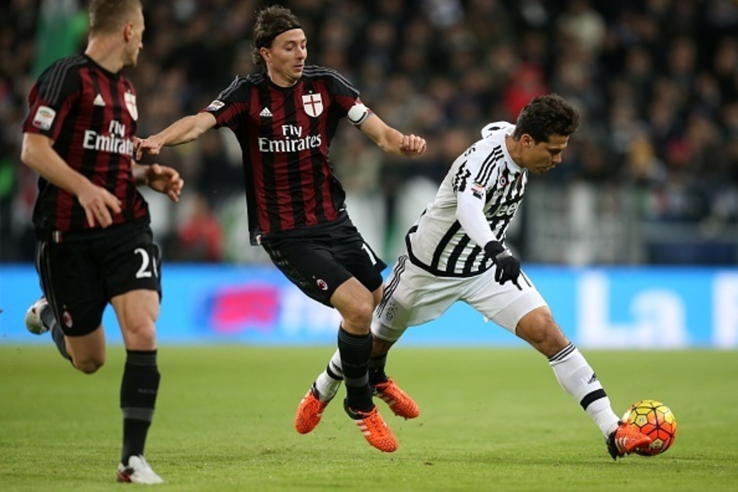 Juventus' Brazilian midfielder Anderson Hernanes (R) vies with AC Milan's midfielder Riccardo Montolivo during the Italian Serie A football match Juventus Vs AC Milan on November 21, 2015 at the 'Juventus Stadium' in Turin. AFP PHOTO / MARCO BERTORELLO Juventus' Brazilian midfielder Anderson Hernanes (R) vies with AC Milan's midfielder Riccardo Montolivo during the Italian Serie A football match Juventus Vs AC Milan on November 21, 2015 at the 'Juventus Stadium' in Turin. AFP PHOTO / MARCO BERTORELLO