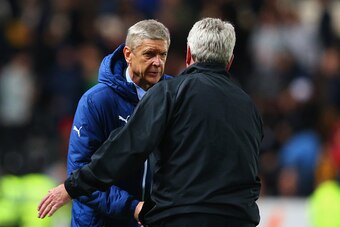 HULL, ENGLAND - MAY 04:  Arsene Wenger manager of Arsenal and Steve Bruce manager of Hull City shake hands after the Barclays Premier League match between Hull City and Arsenal at KC Stadium on May 4, 2015 in Hull, England.  (Photo by Alex Livesey/Getty I