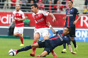 Reims' Bresilian midfielder Diego Rigonato (L) vies with Paris Saint-Germain's Dutch defender Gregory Van der Wiel (R) during the French Ligue 1 football match between Reims and Paris Saint-Germain on September 19, 2015 at the Auguste Delaune Stadium in R