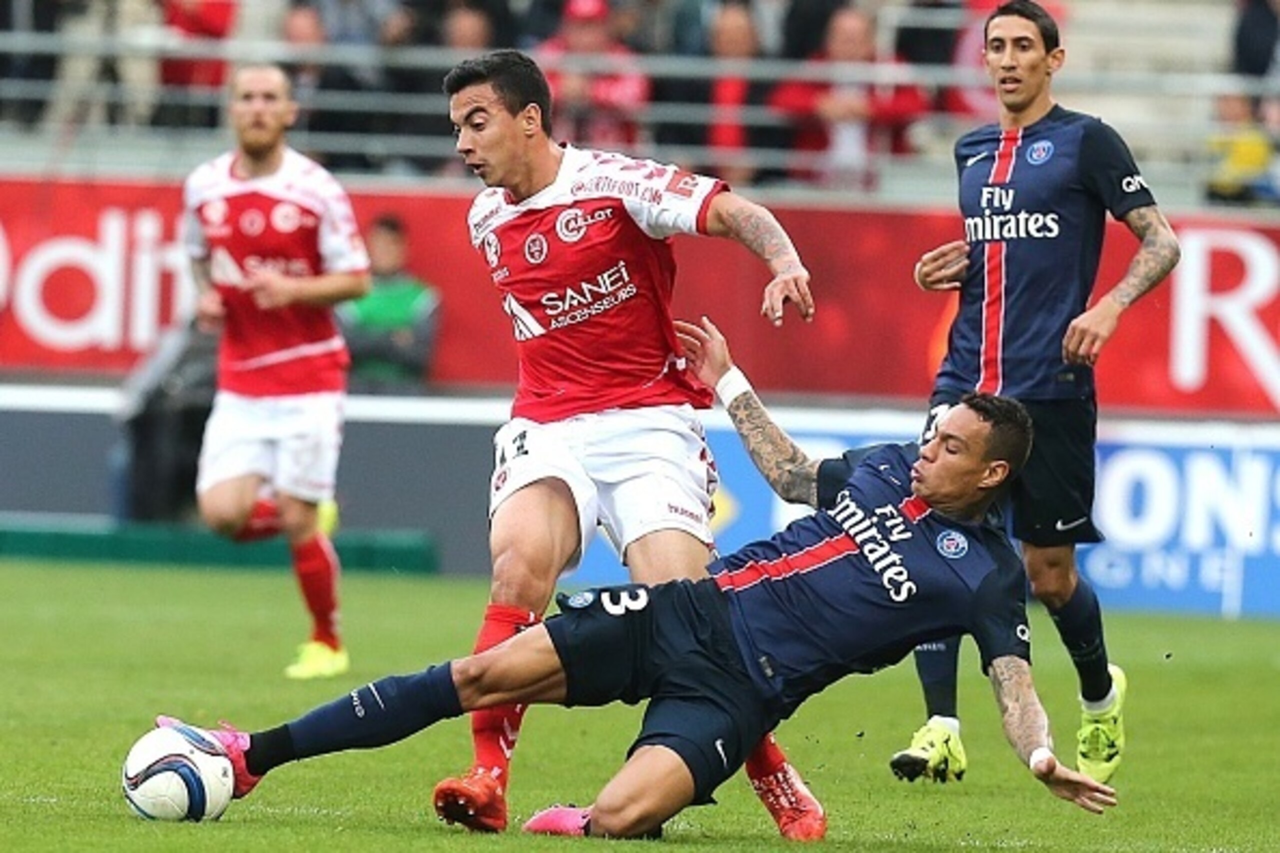 Reims' Bresilian midfielder Diego Rigonato (L) vies with Paris Saint-Germain's Dutch defender Gregory Van der Wiel (R) during the French Ligue 1 football match between Reims and Paris Saint-Germain on September 19, 2015 at the Auguste Delaune Stadium in R