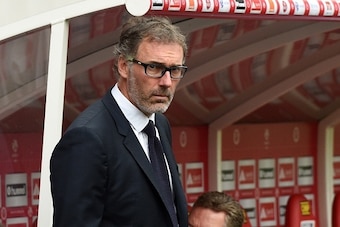 Paris Saint-Germain's French head coach Laurent Blanc looks on during the French Ligue 1 football match between Reims and Paris Saint-Germain on September 19, 2015 at the Auguste Delaune Stadium in Reim AFP PHOTO / DENIS CHARLET        (Photo credit shoul