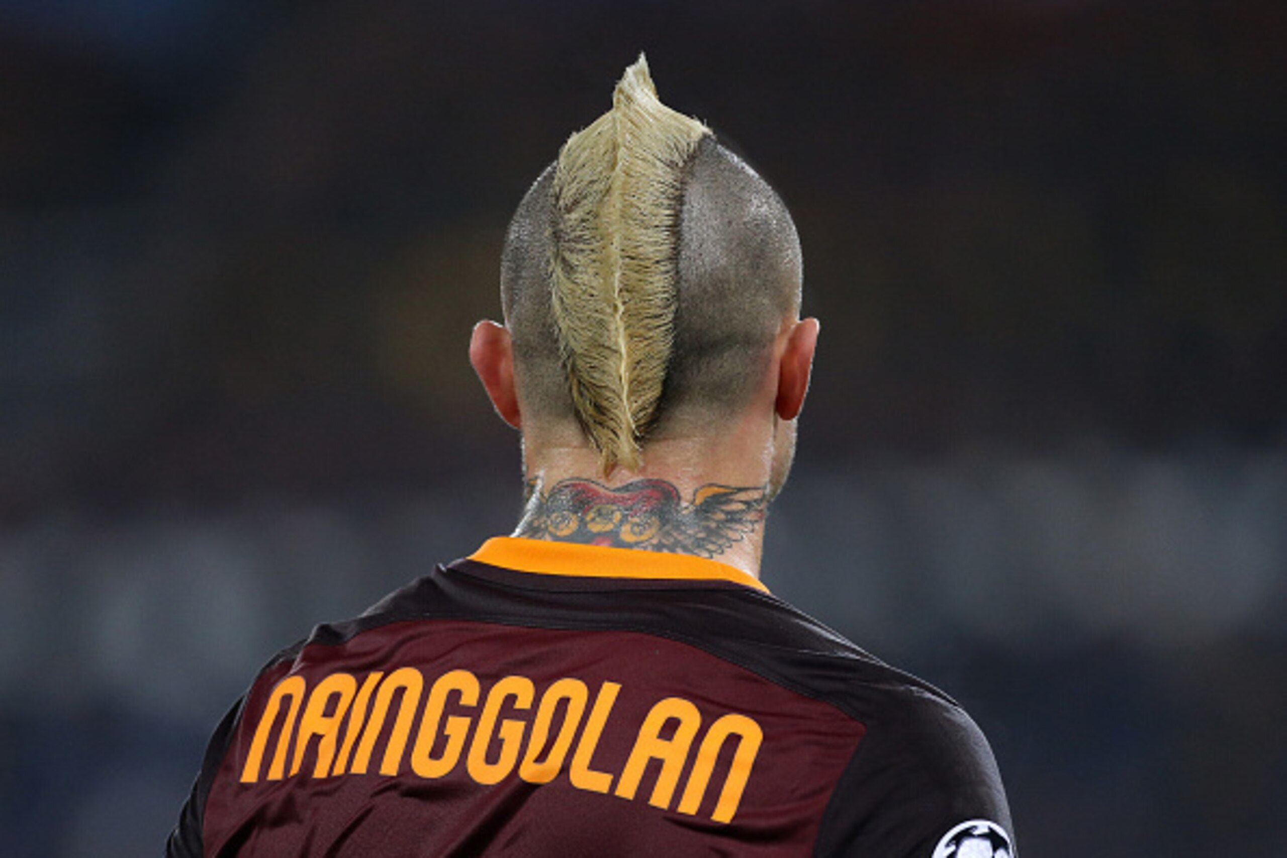 ROMA - FEBRUARY 17: Radja Nainggolan of AS Roma looks on during the UEFA Champions League round of 16 first leg match between AS Roma and Real Madrid CF at Stadio Olimpico on February 16, 2016 in Roma, Italy. (Photo by Jean Catuffe/Getty Images)