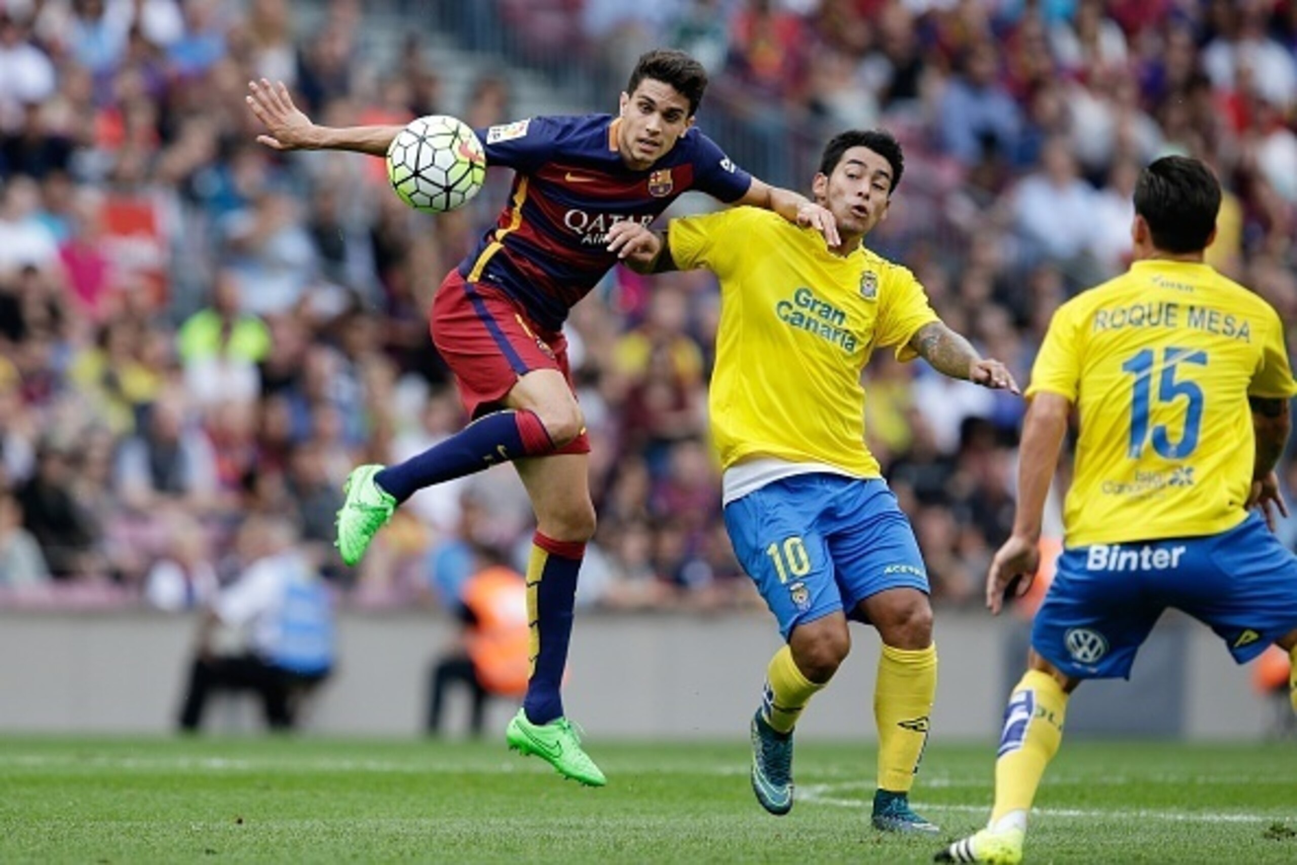 (L-R) Marc Bartra of FC Barcelona, Araujo of Las Palmas during the Primera Division match between FC Barcelona and Las Palmas on September 26, 2015 at Camp Nou stadium in Barcelona, Spain.(Photo by VI Images via Getty Images)