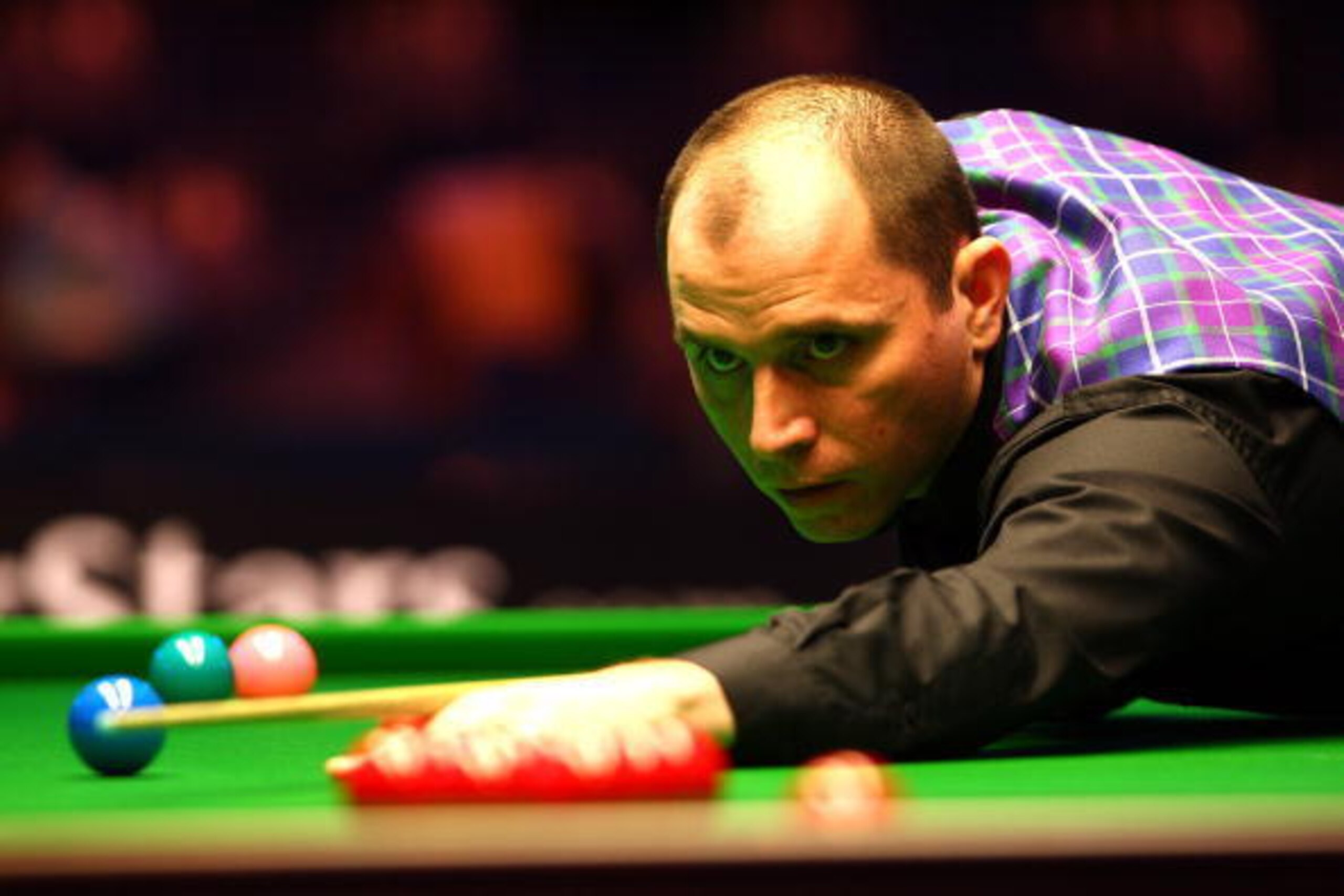 LONDON, ENGLAND - JANUARY 13:  Joe Perry of England takes a shot in his second round match against Ryan Day of Wales during the PokerStars Masters snooker tournament at Wembley Arena on January 13, 2010 in London, England.  (Photo by John Gichigi/Getty Im