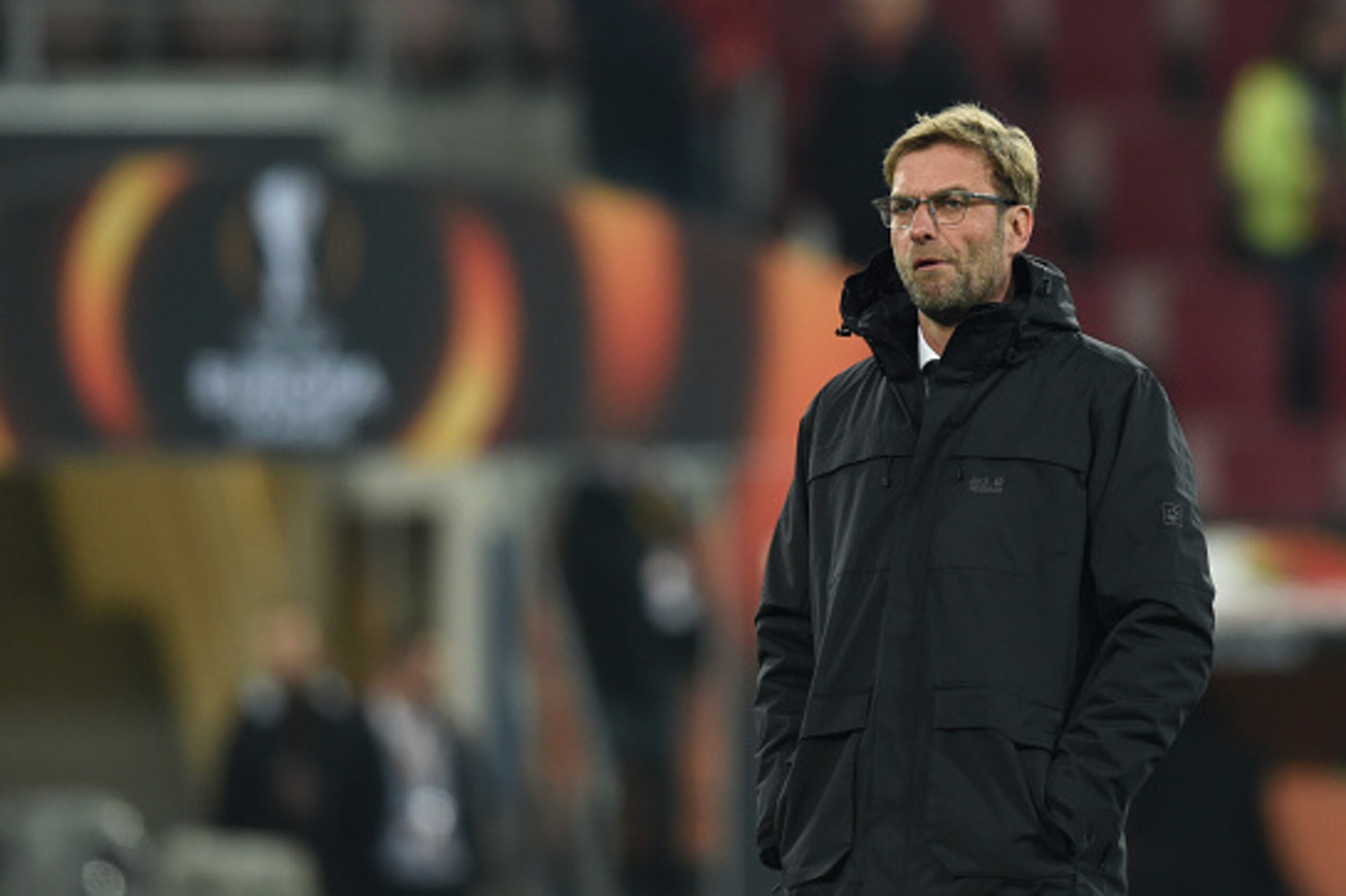 Liverpool's German headcoach Juergen Klopp follows the warm up ahead of the UEFA Europa League Round of 32 football match between FC Augsburg and Liverpool FC in Augsburg, southern Germany on February 18, 2016.
/ AFP / Christof STACHE (Photo cre Liverpool's German headcoach Juergen Klopp follows the warm up ahead of the UEFA Europa League Round of 32 football match between FC Augsburg and Liverpool FC in Augsburg, southern Germany on February 18, 2016.
/ AFP / Christof STACHE (Photo cre
