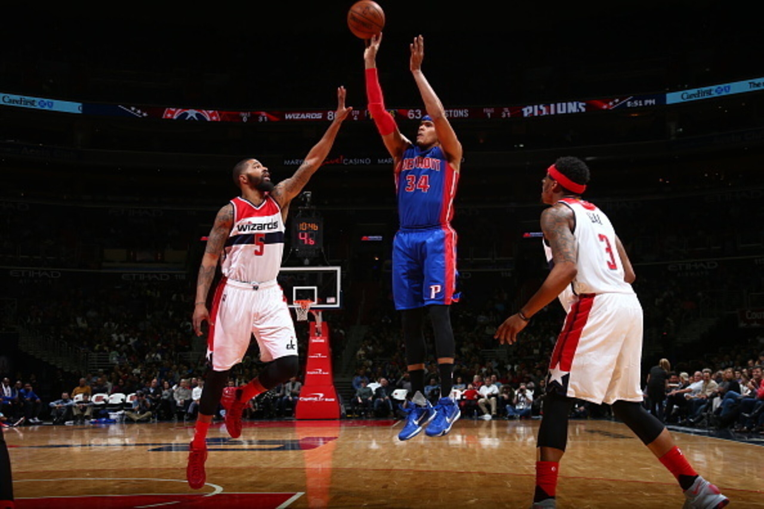 WASHINGTON, DC - FEBRUARY 19:  Tobias Harris #34 of the Detroit Pistons shoots against Markieff Morris #5 of the Washington Wizards on February 19, 2016 at Verizon Center in Washington, DC. NOTE TO USER: User expressly acknowledges and agrees that, by dow