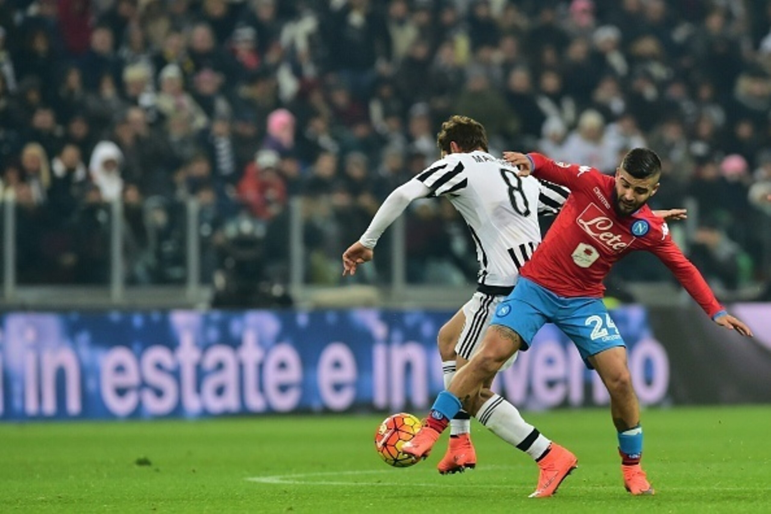 Juventus' Italian midfielder Claudio Marchisio (L) vies for the ball with Napoli's Italian midfielder Lorenzo Insigne during the Italian Serie A football match between Juventus and Napoli at the Juventus Stadium in Turin, on February 13, 2016. / AFP / GIU Juventus' Italian midfielder Claudio Marchisio (L) vies for the ball with Napoli's Italian midfielder Lorenzo Insigne during the Italian Serie A football match between Juventus and Napoli at the Juventus Stadium in Turin, on February 13, 2016. / AFP / GIU