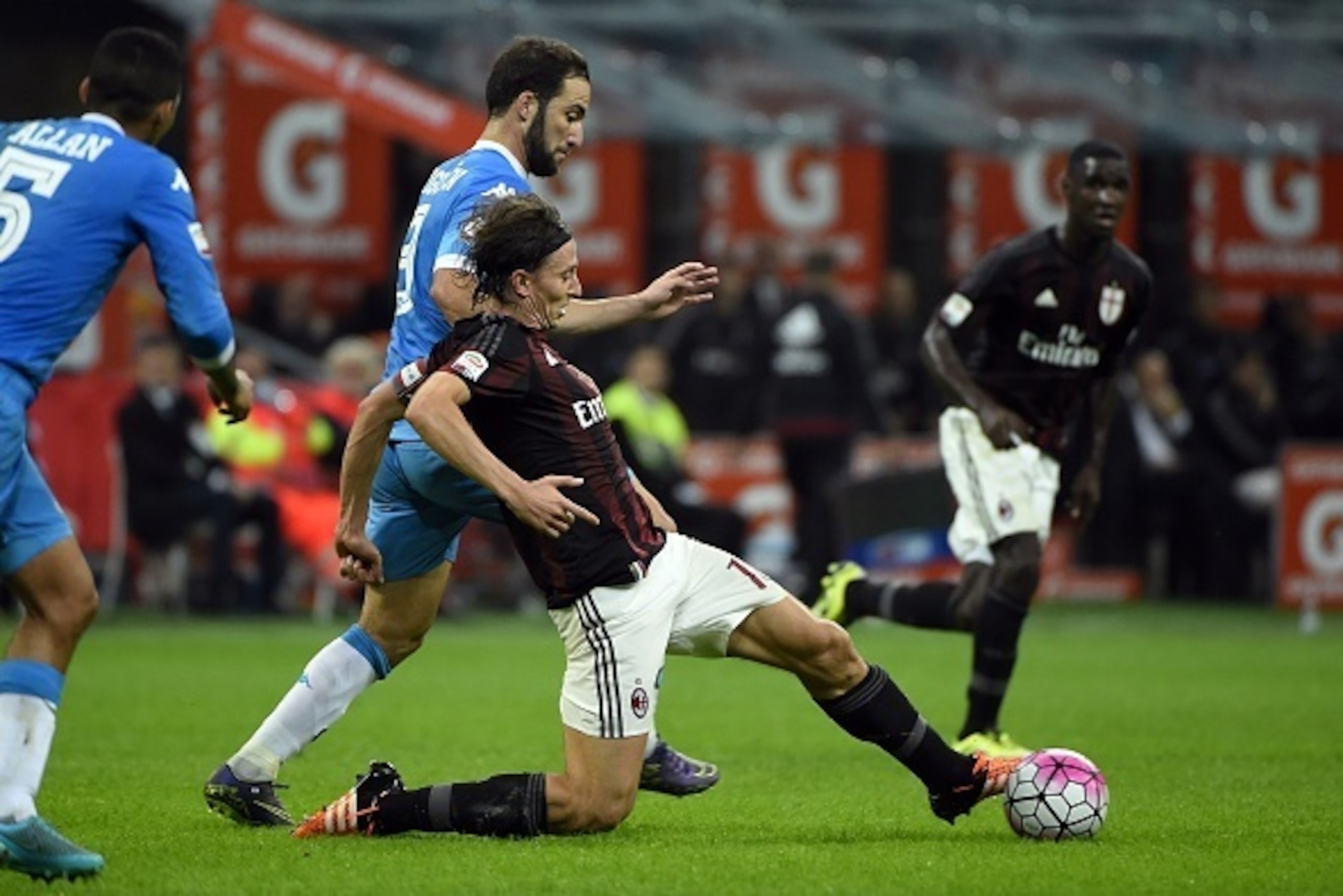 AC Milan's midfielder Riccardo Montolivo (down) vies for the ball with Napoli's Argentinian forward Gonzalo Higuain during the Italian Serie A football match between AC Milan and Napoli at San Siro Stadium in Milan on October 4, 2015. AFP PHOTO / OLIVIER AC Milan's midfielder Riccardo Montolivo (down) vies for the ball with Napoli's Argentinian forward Gonzalo Higuain during the Italian Serie A football match between AC Milan and Napoli at San Siro Stadium in Milan on October 4, 2015. AFP PHOTO / OLIVIER