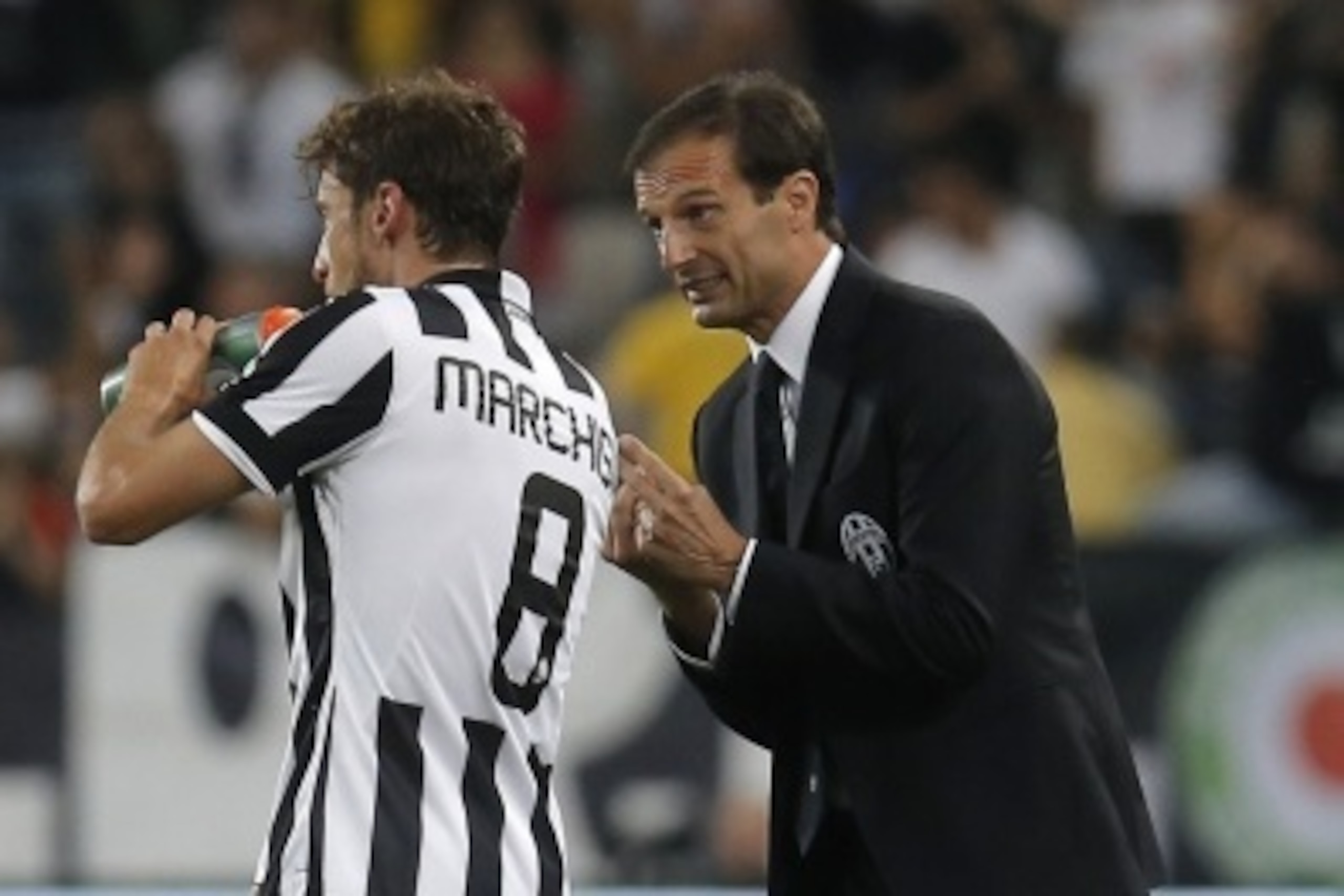 Juventus' Italian coach Massimiliano Allegri (R) speaks to Juventus' Italian midfielder Claudio Marchisio during the Italian Serie A football match between Juventus and Udinese on September 13, 2014 at the Juventus Stadium in Turin.     AFP PHOTO / MARCO 