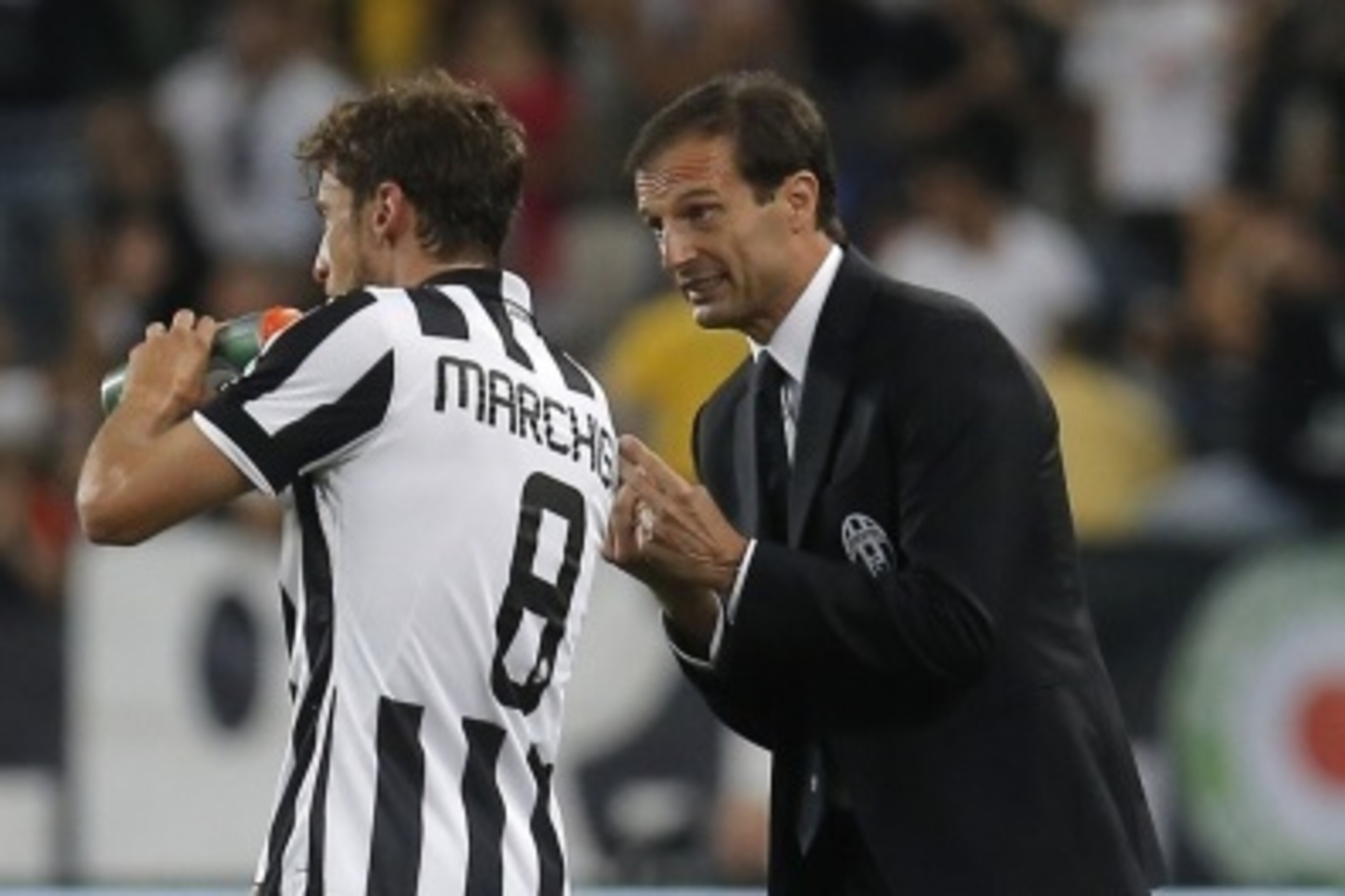 Juventus' Italian coach Massimiliano Allegri (R) speaks to Juventus' Italian midfielder Claudio Marchisio during the Italian Serie A football match between Juventus and Udinese on September 13, 2014 at the Juventus Stadium in Turin.     AFP PHOTO / MARCO 