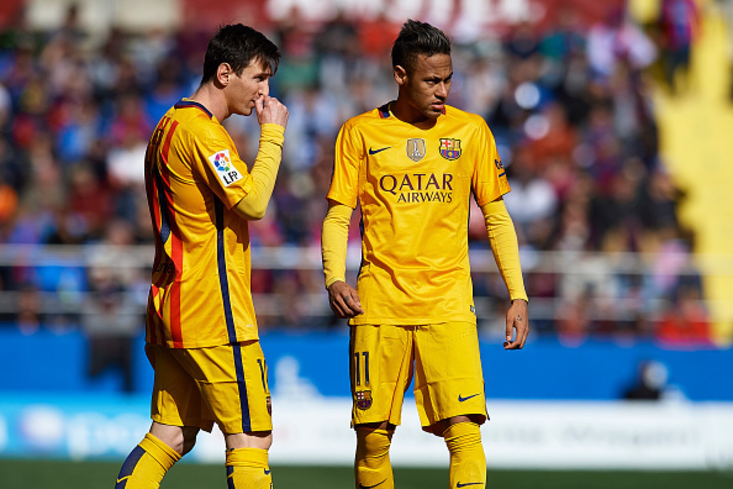 VALENCIA, SPAIN - FEBRUARY 07:  Lionel Messi of Barcelona talks with team mate Neymar JR (R) during the La Liga match between Levante UD and FC Barcelona at Ciutat de Valencia on February 07, 2016 in Valencia, Spain.  (Photo by Manuel Queimadelos Alonso/G